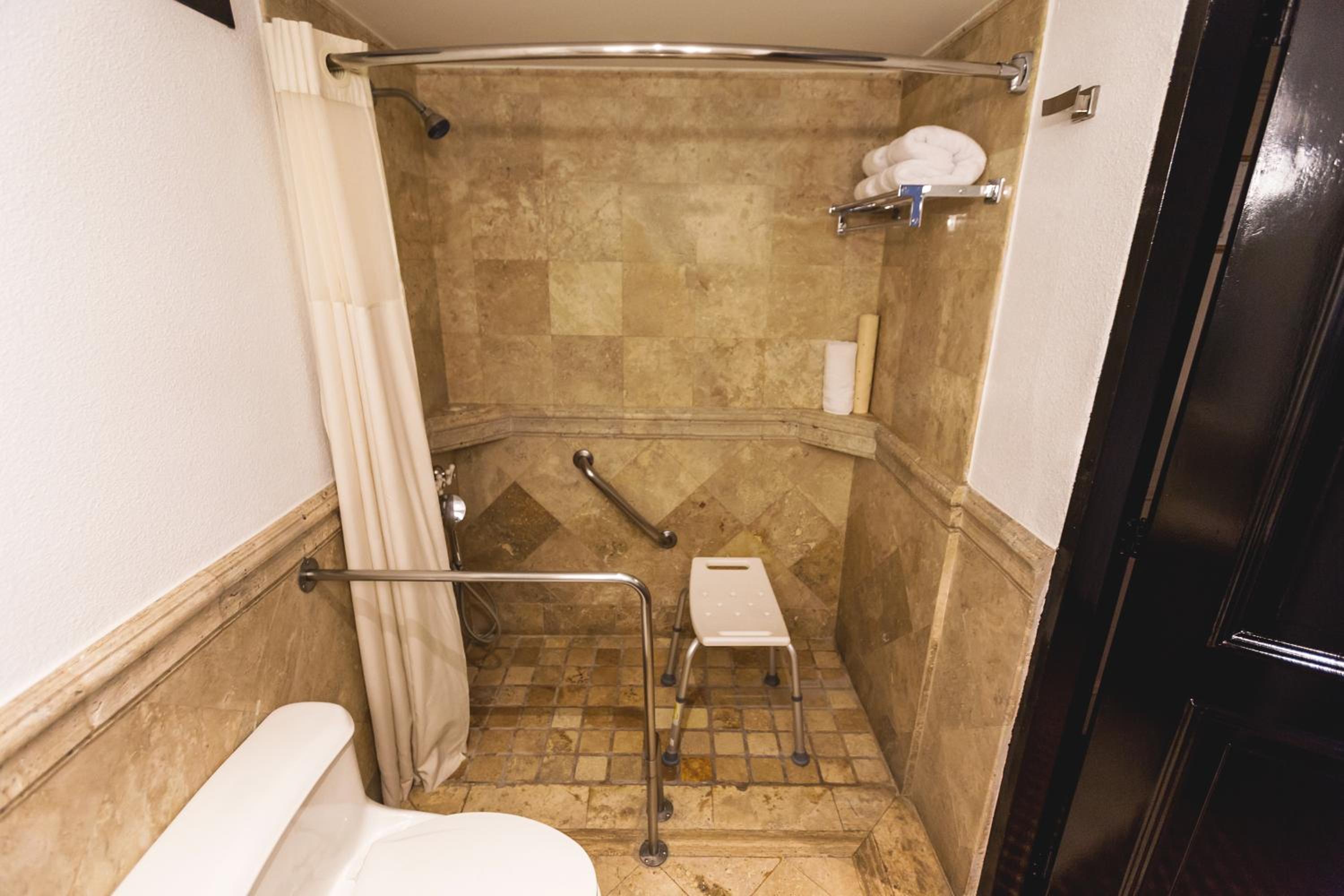 Accessible Standard King - Photo 7