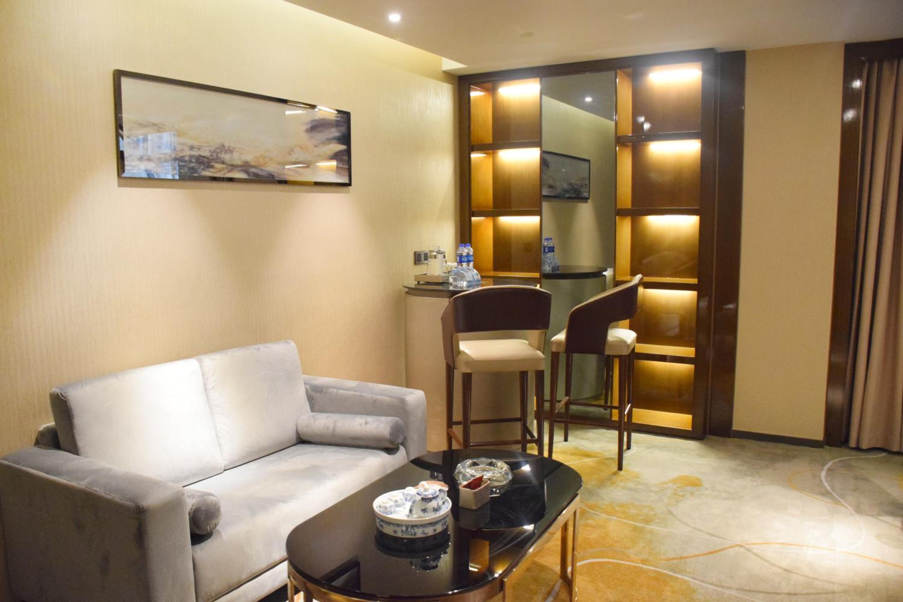 Business King Suite - Non-Smoking photo 1