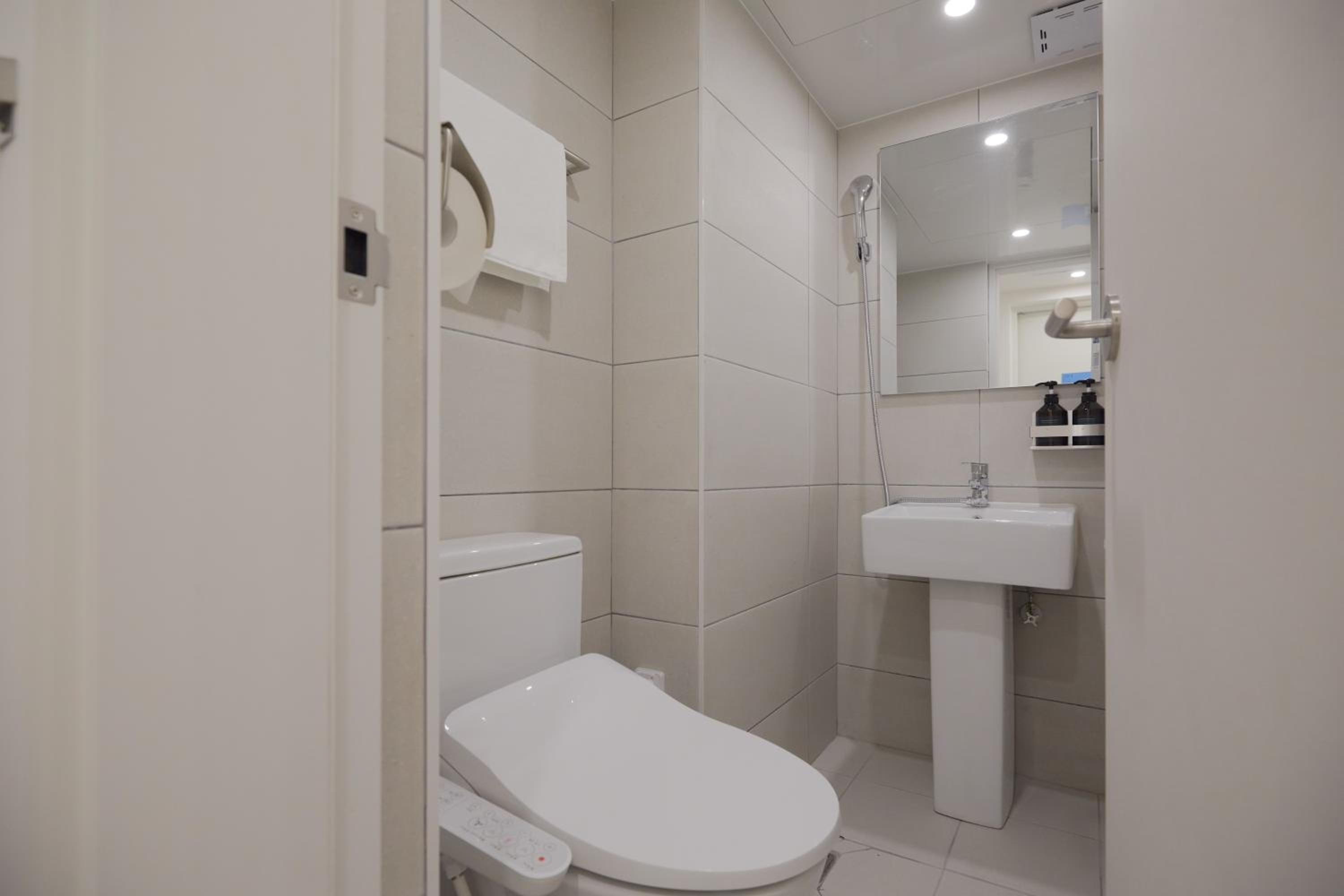 Standard Double Room A - Photo 6