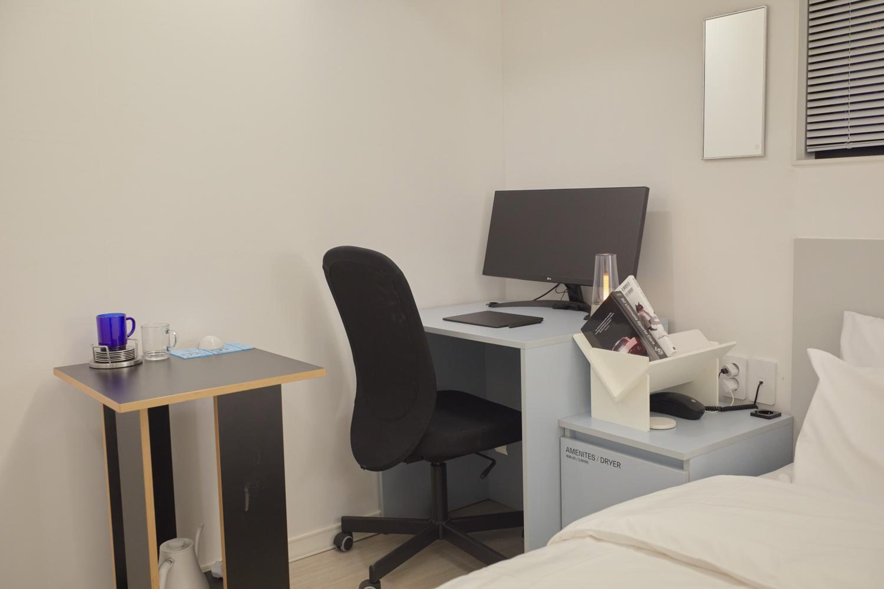 Deluxe Double Room with Graphics Tablets