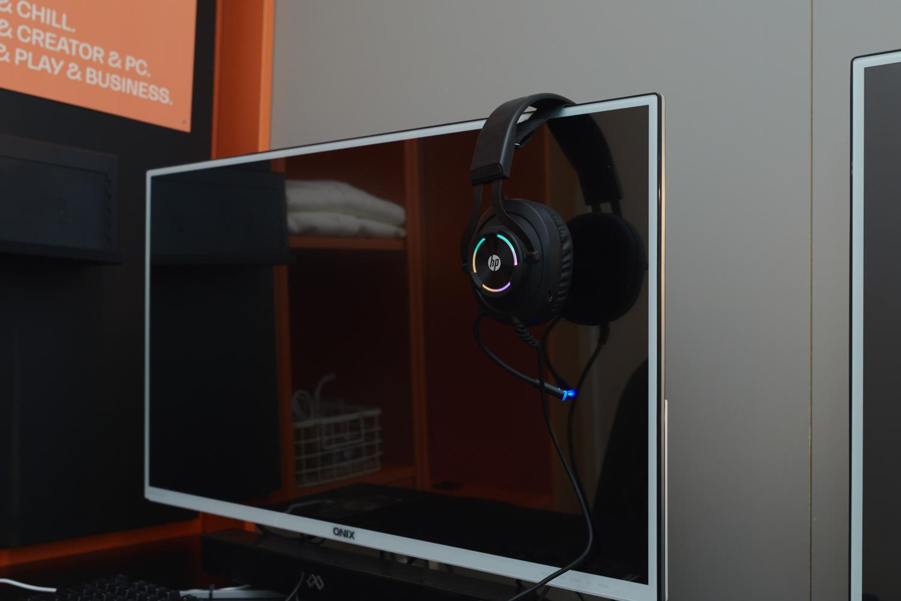 Deluxe Double Room with 2 Gaming PC - Photo 2