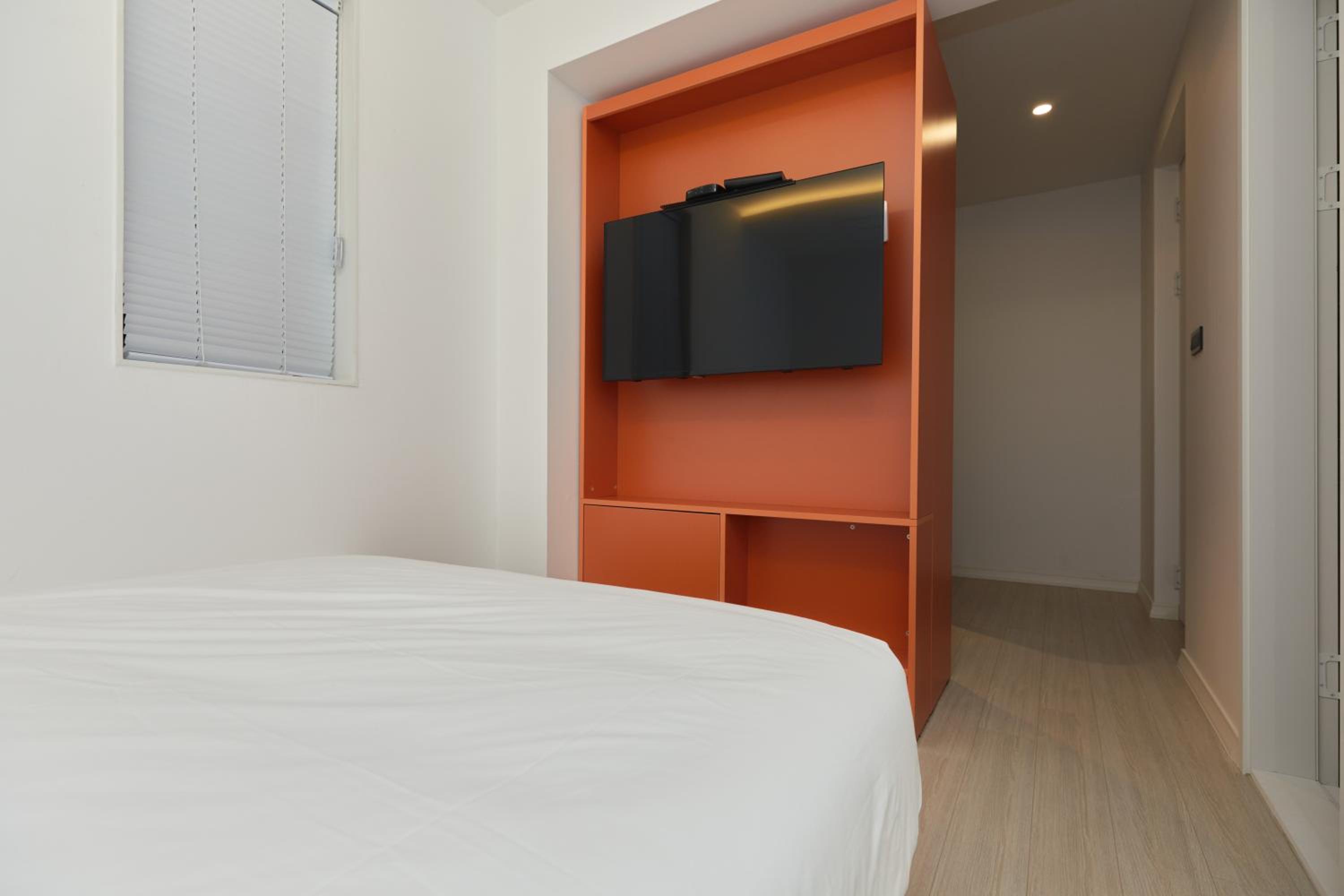 Deluxe Double Room with 2 Gaming PC - Photo 3