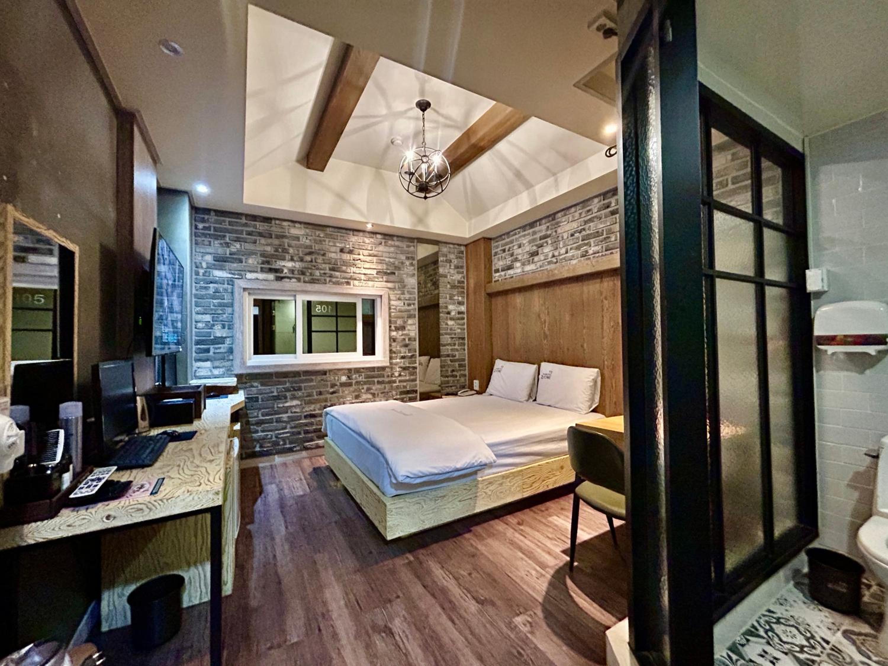 Deluxe Room - Photo 2
