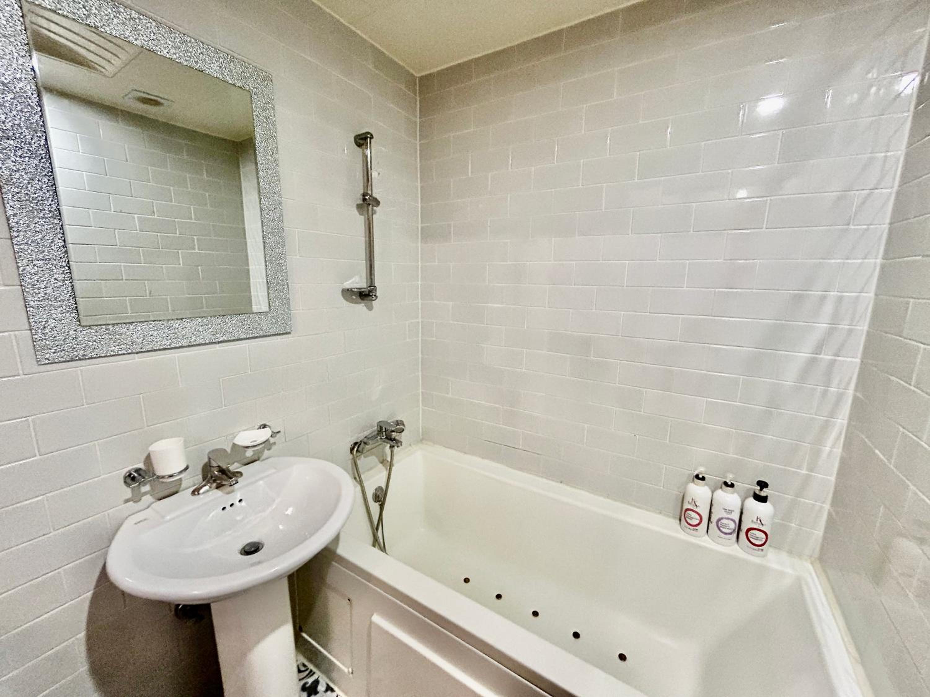 Deluxe Room - Photo 5