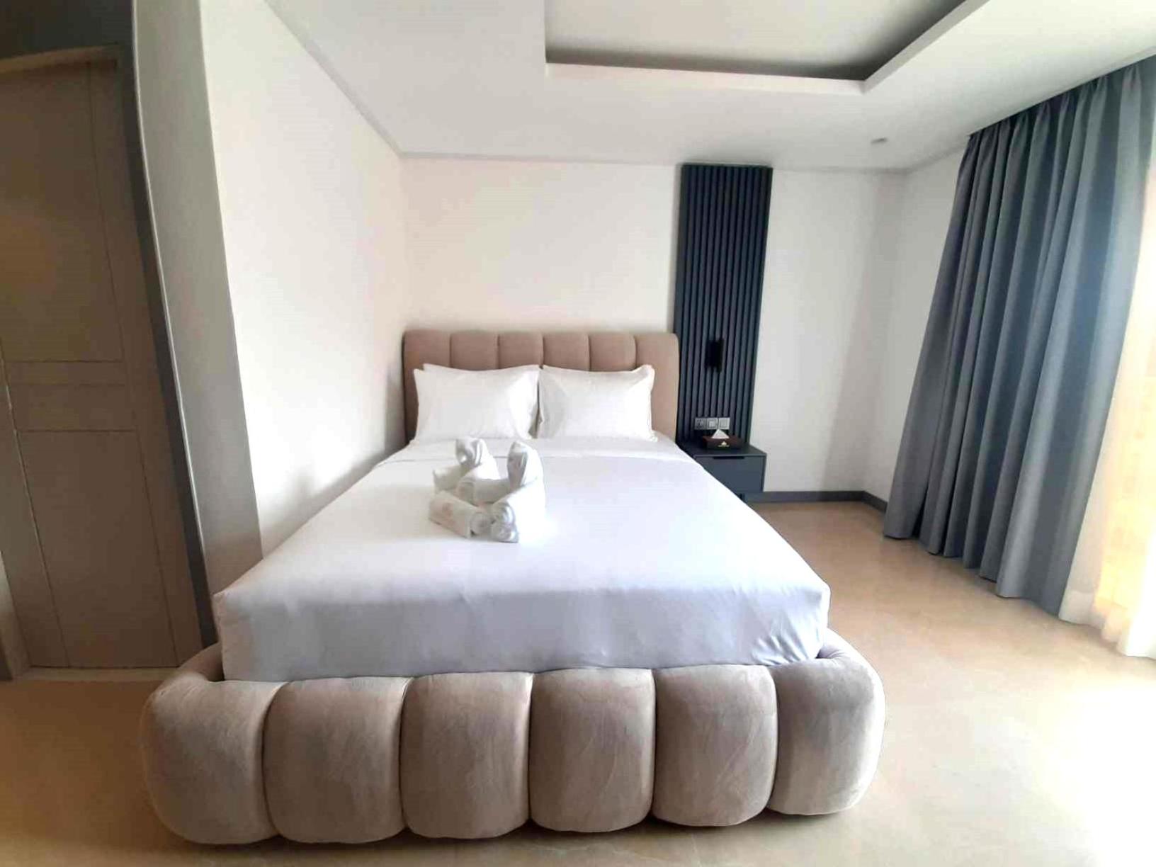 Deluxe King Room - Photo 13