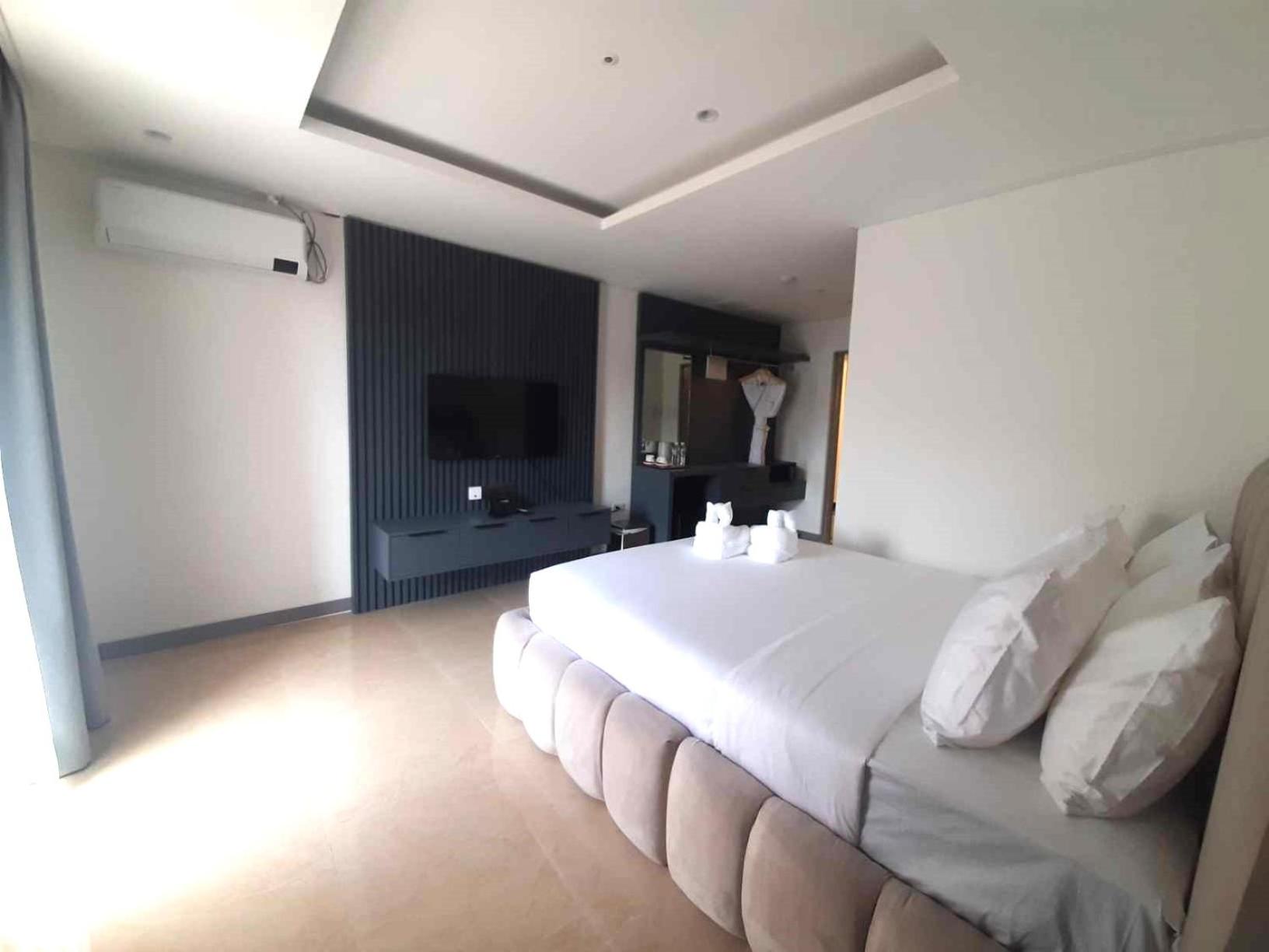 Deluxe King Room - Photo 12