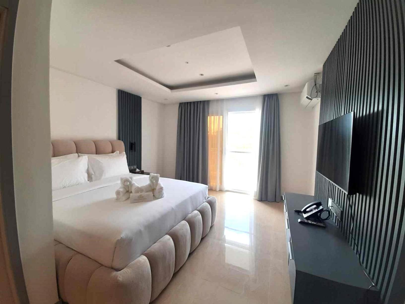Deluxe King Room - Photo 11