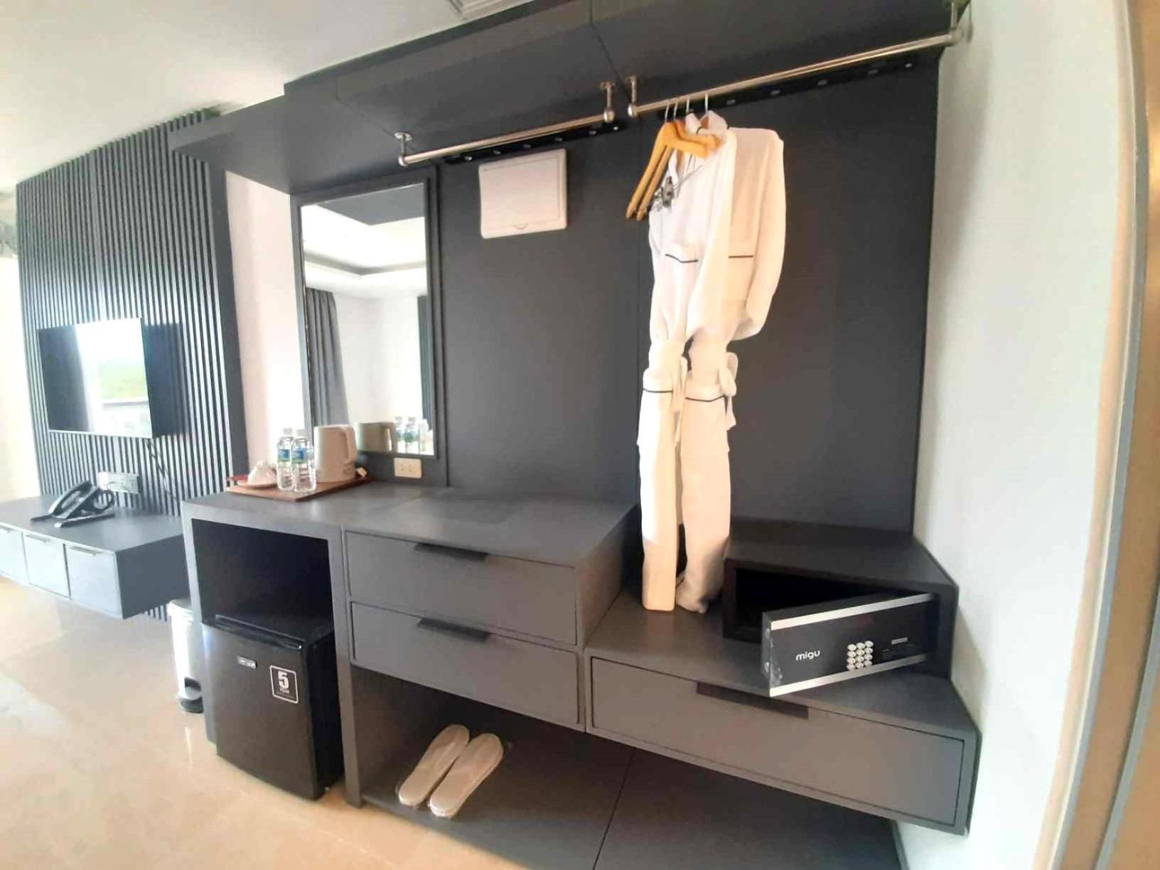Deluxe King Room - Photo 10