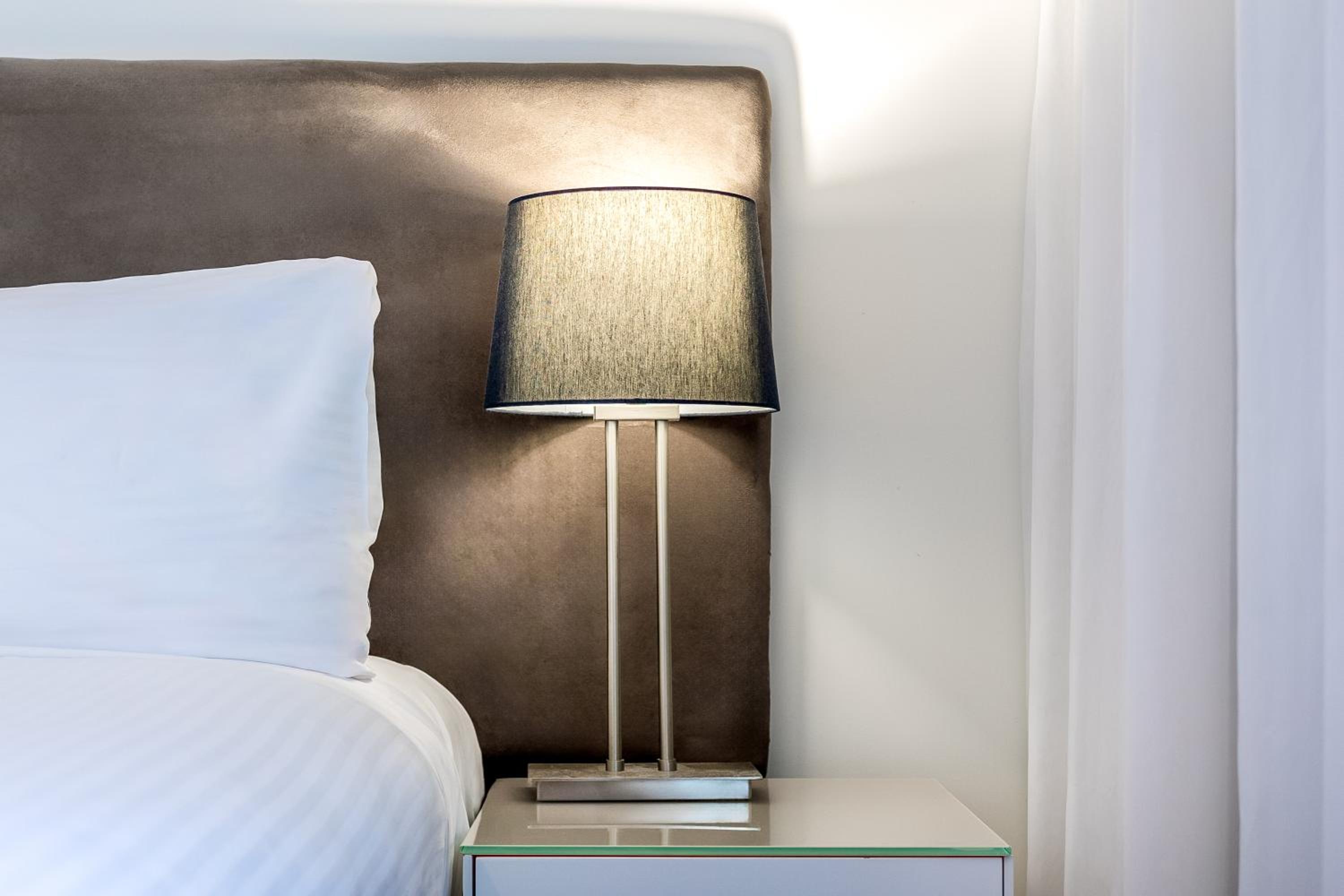 Hotel Room - Photo 4