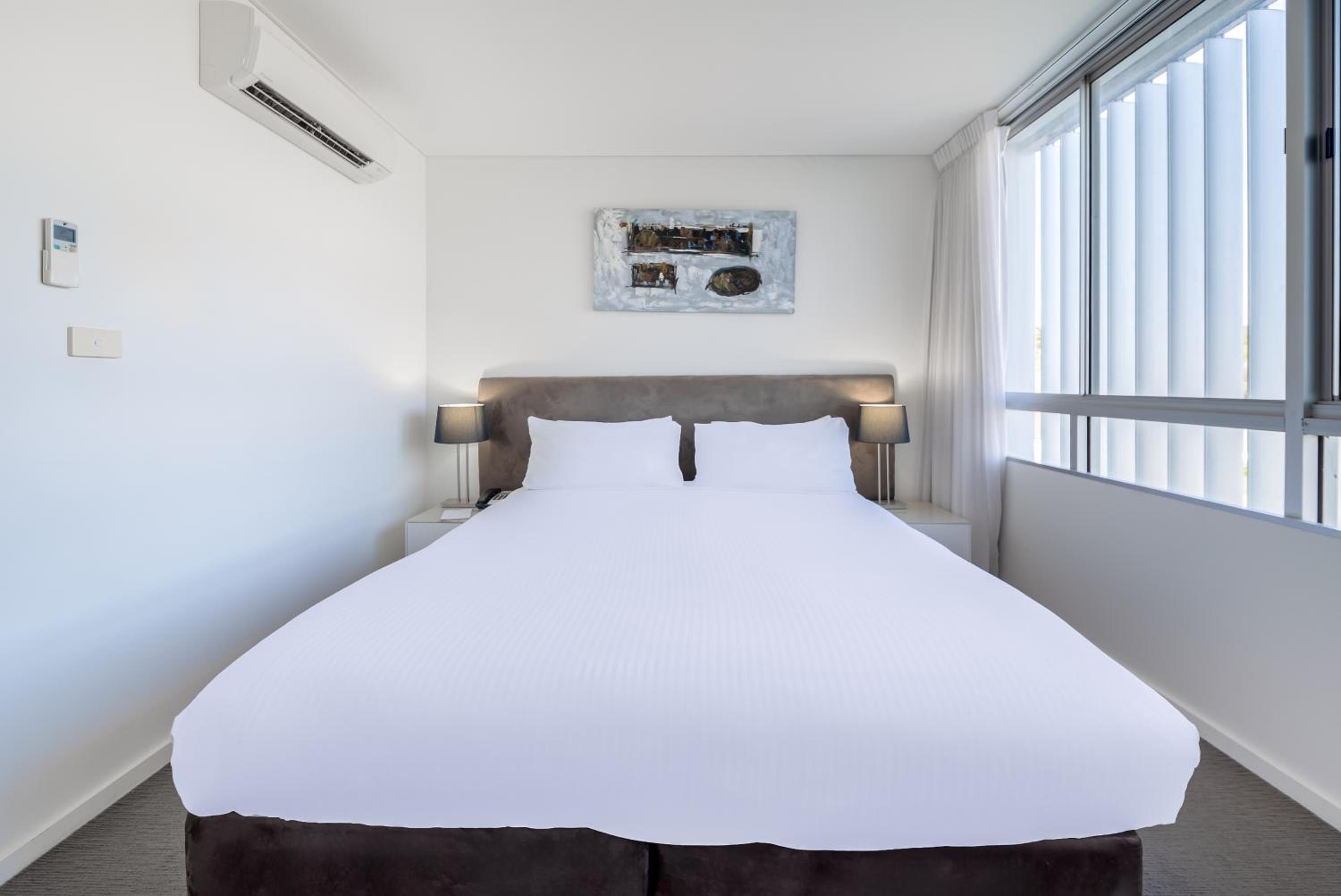 Hotel Room - Photo 5