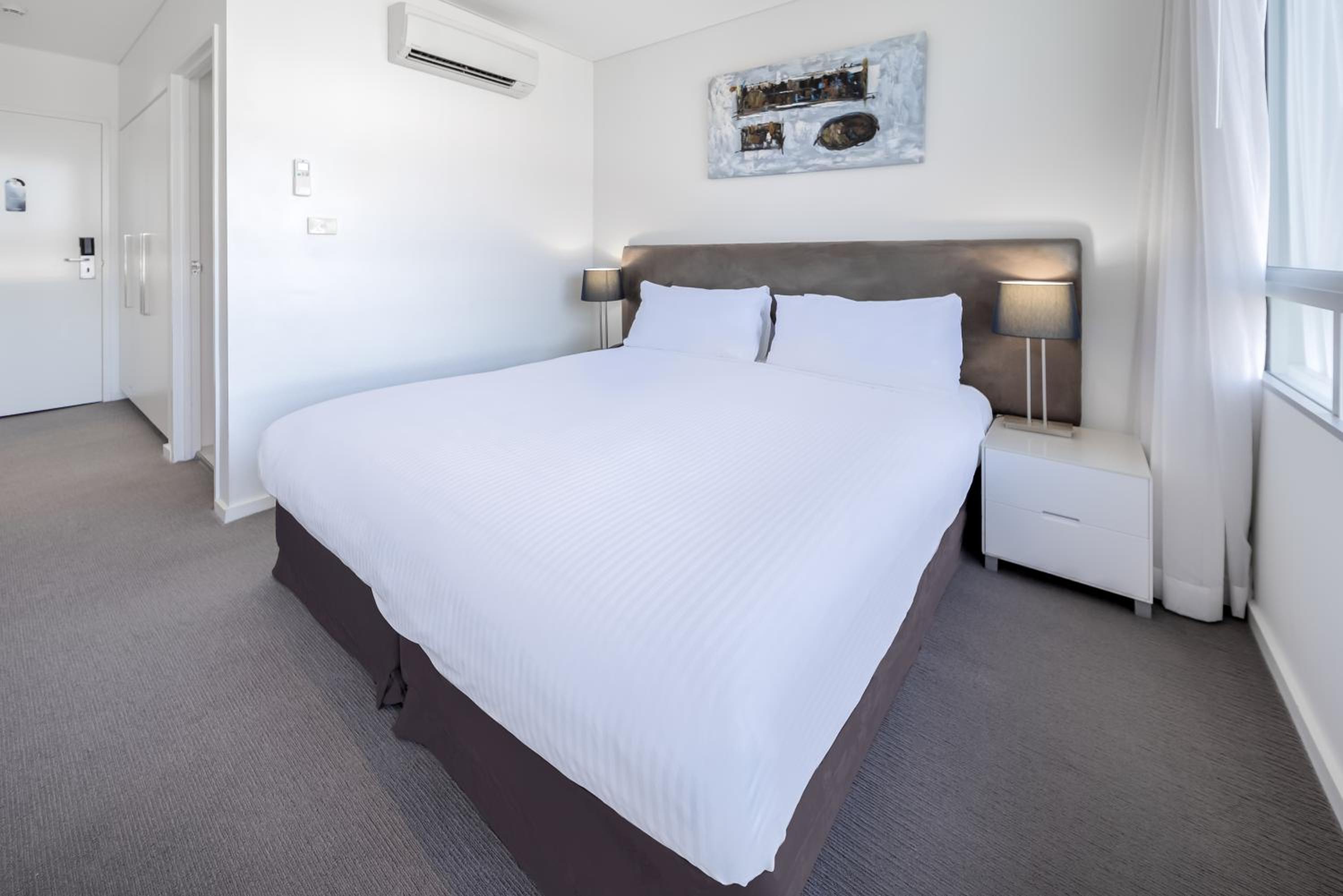 Hotel Room - Photo 6