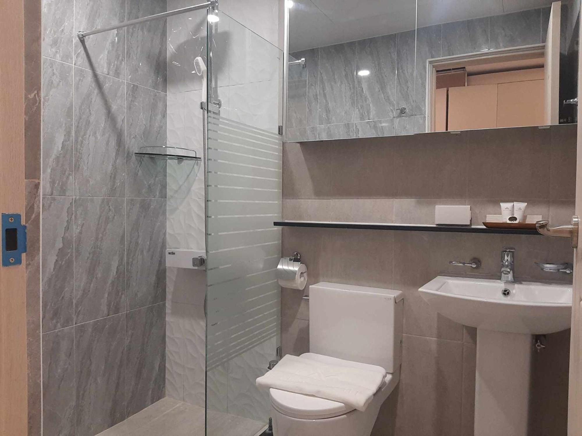 Deluxe King Room - Photo 2
