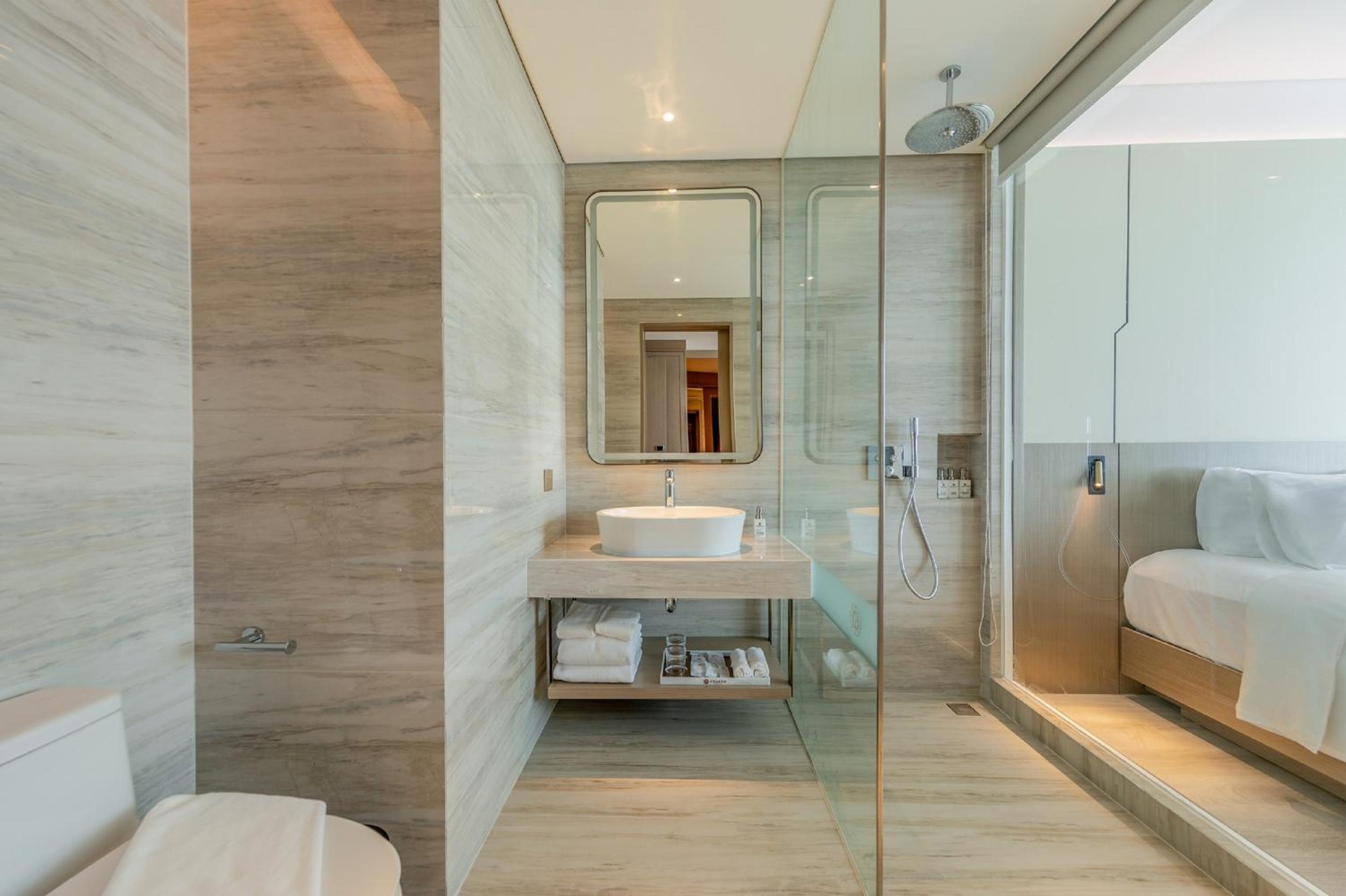 Deluxe Twin Room with Partial Sea View - Photo 6