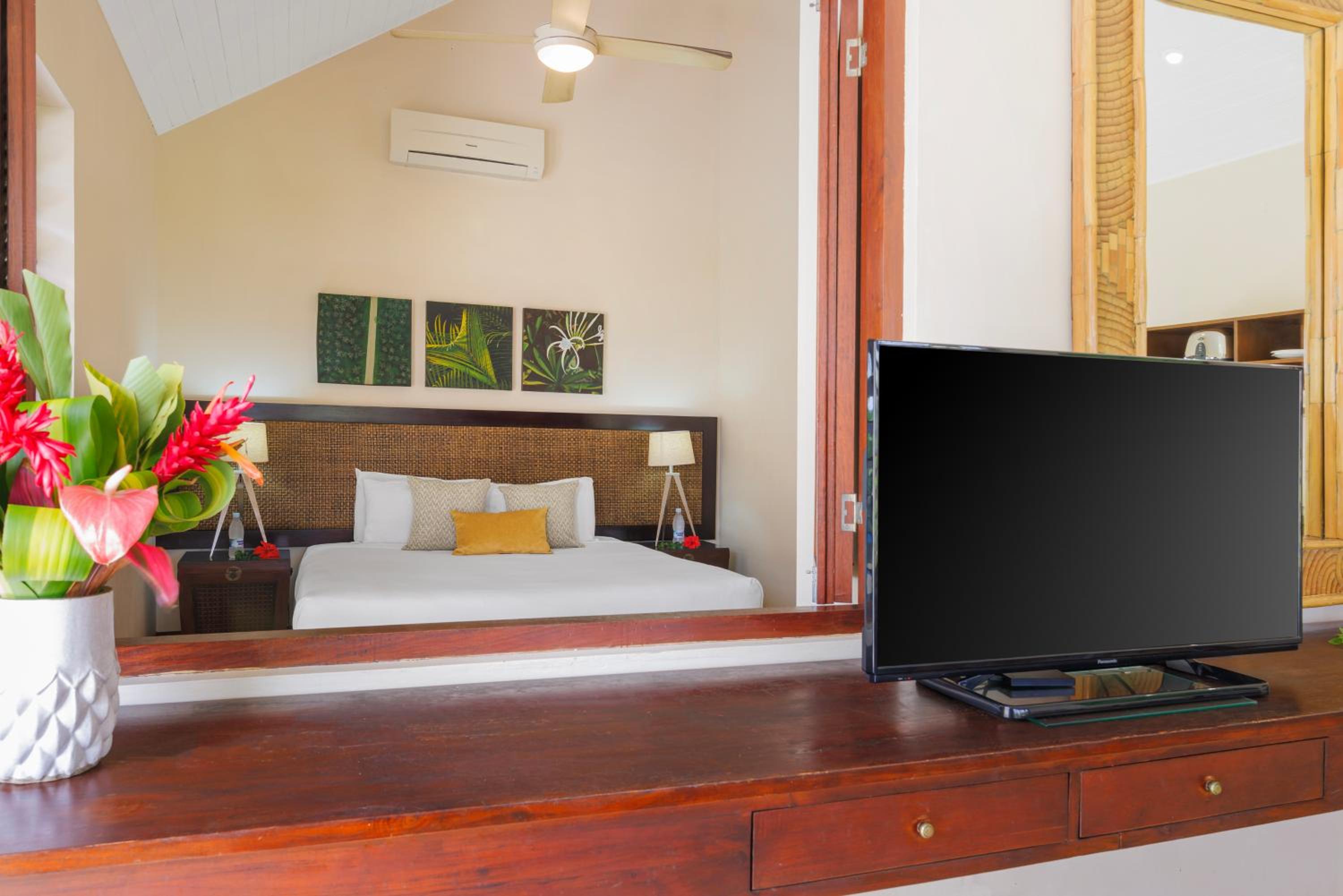 Garden View Pool Apartment - Photo 2