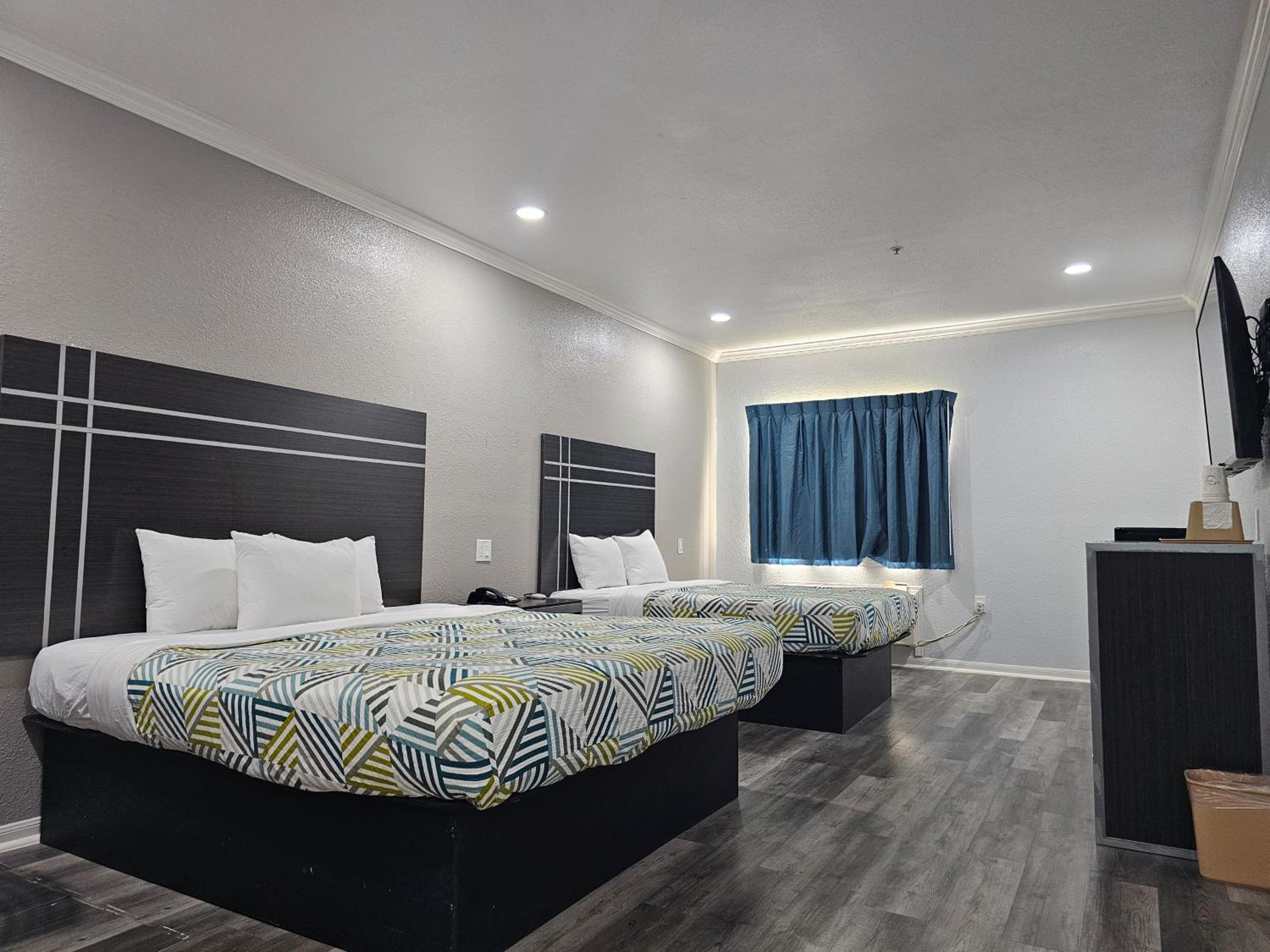 Queen Room with Two Queen Beds - Disability Access - Roll In Shower