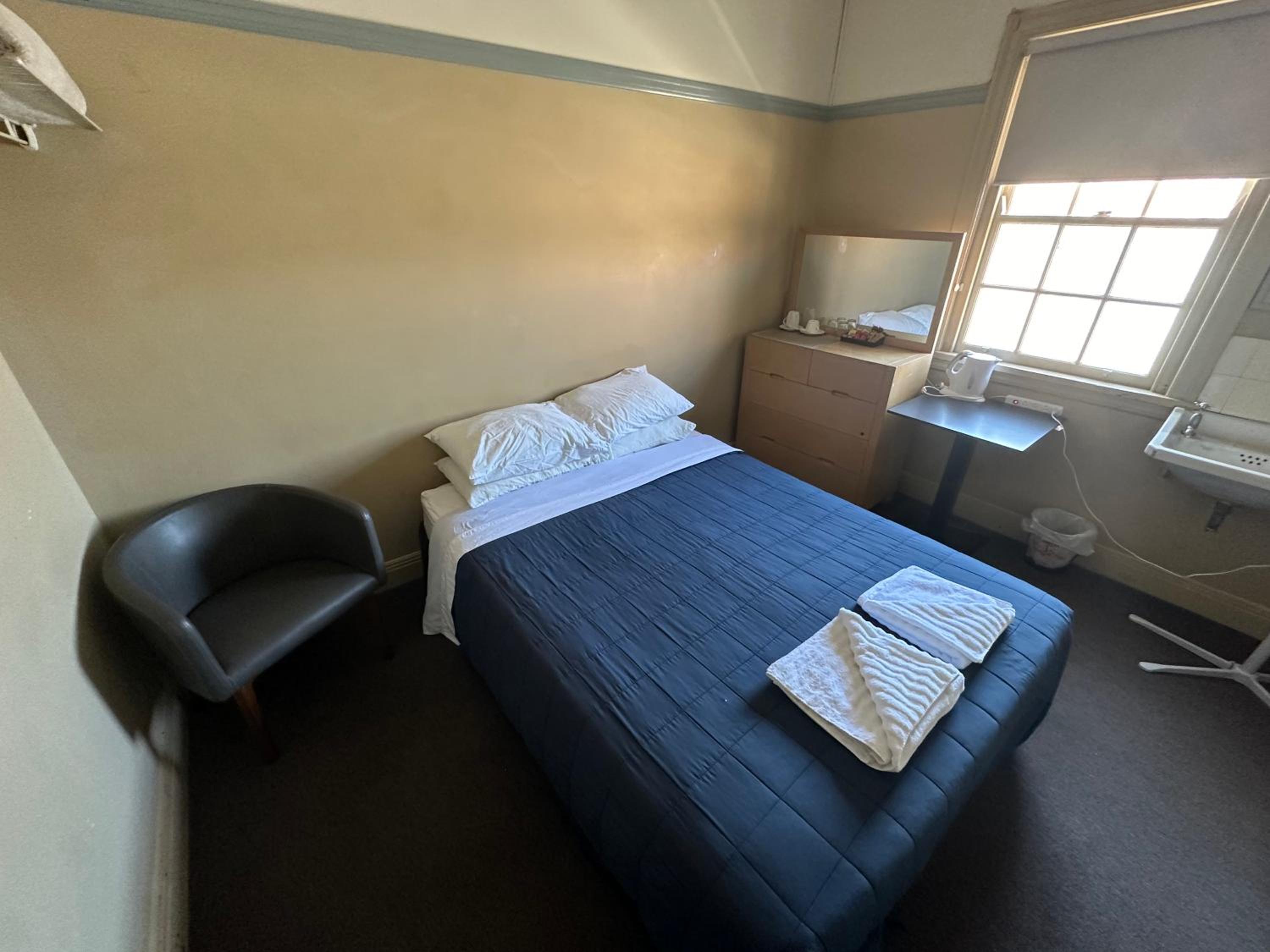 Queen Room photo 2