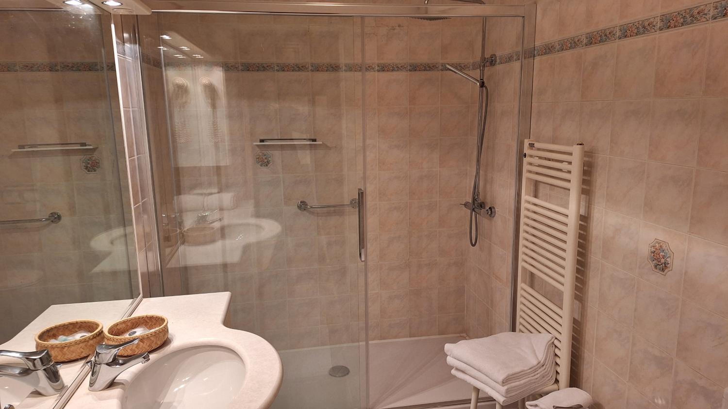 Double Room - Photo 8
