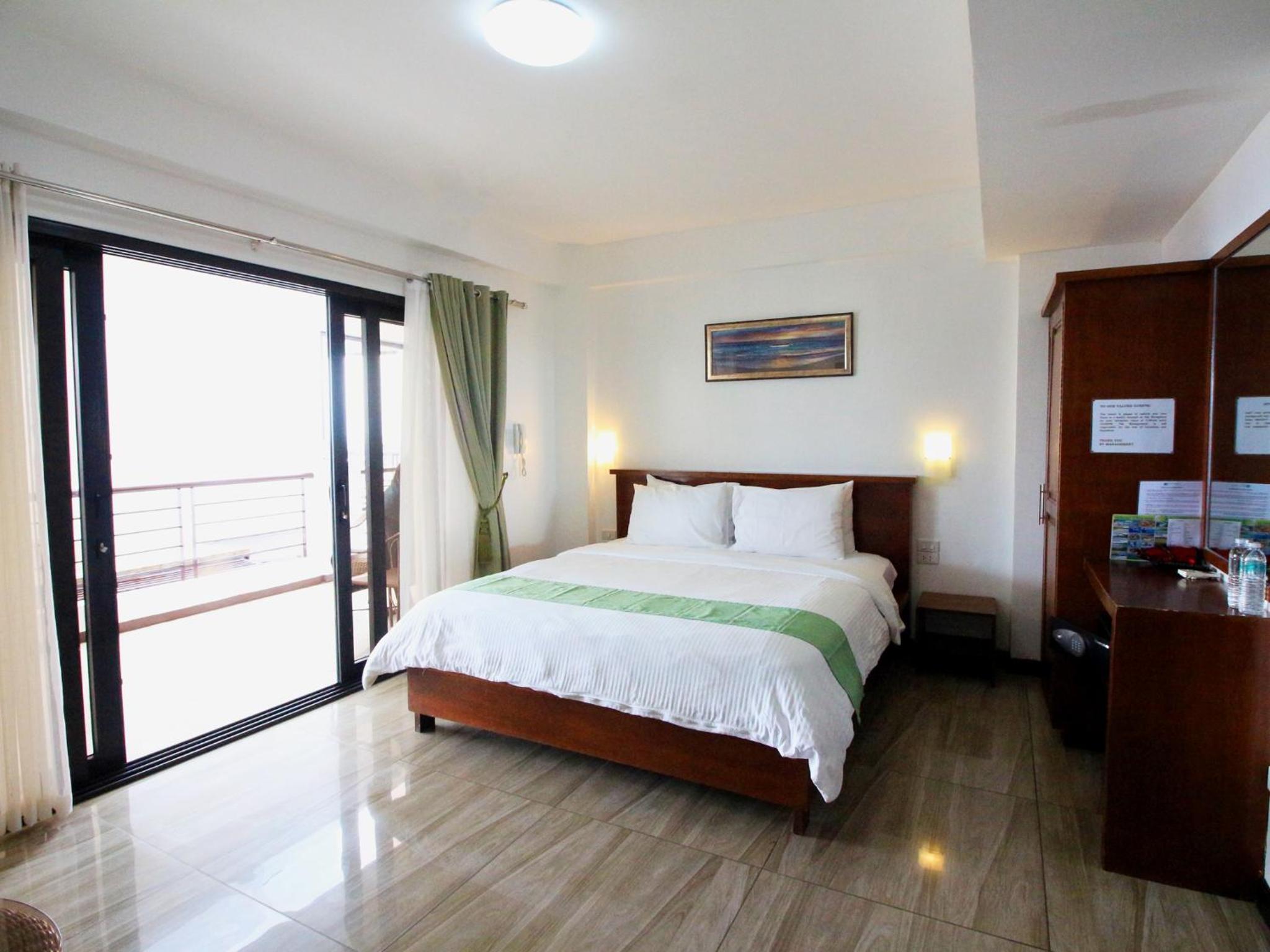 Deluxe Room with Sea View - Photo 2