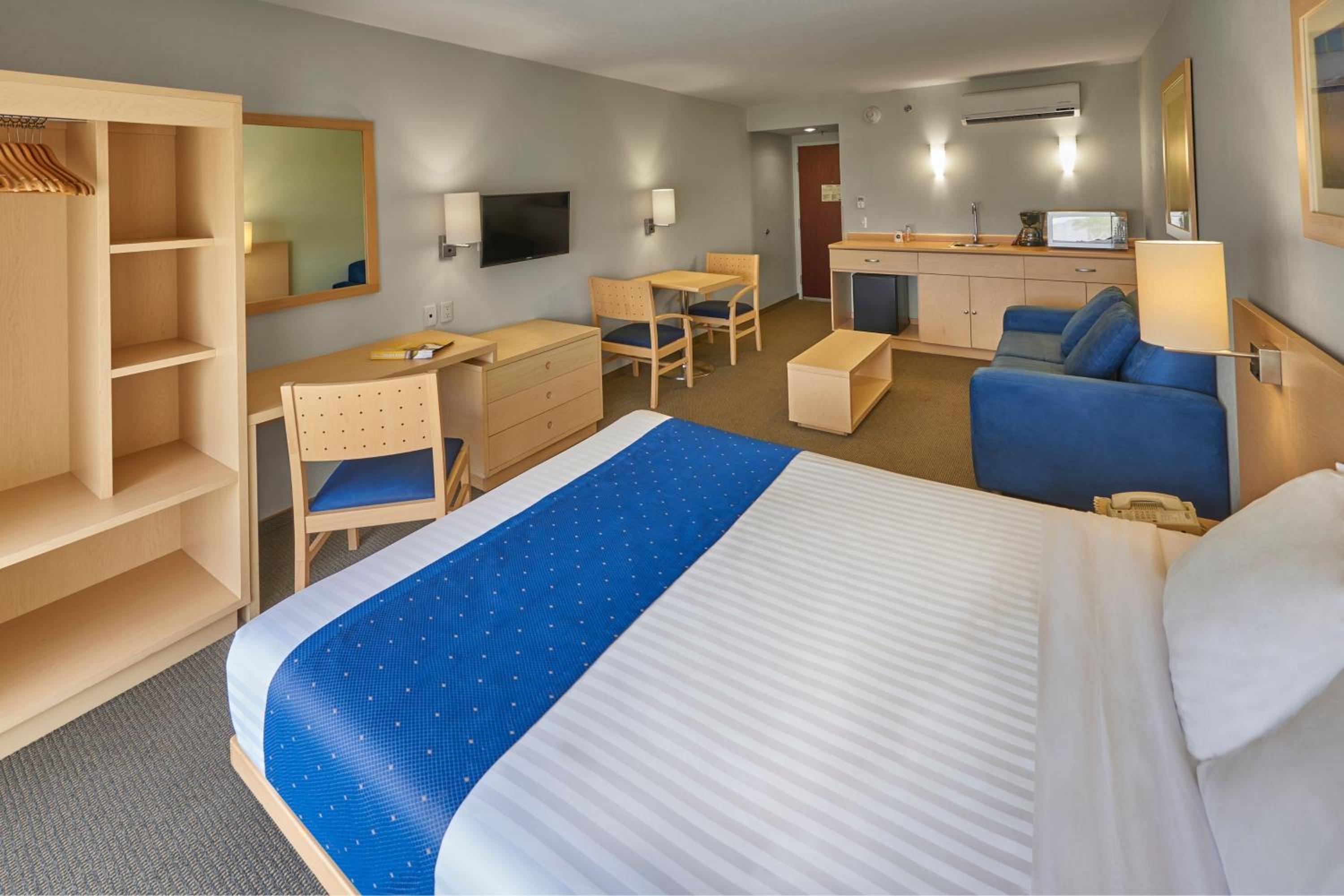 Queen Suite with Sofa Bed - Photo 2