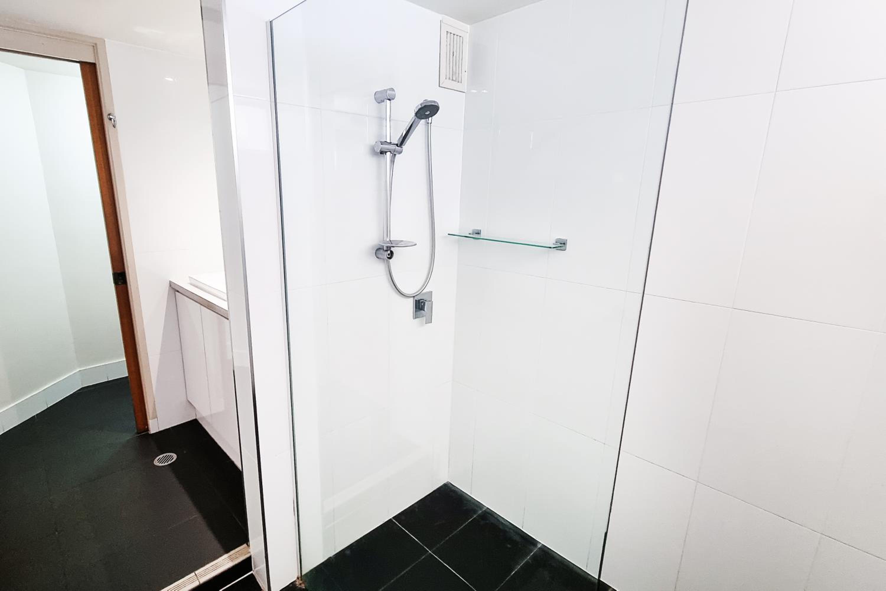 Two-Bedroom Apartment with walk-in shower photo 3