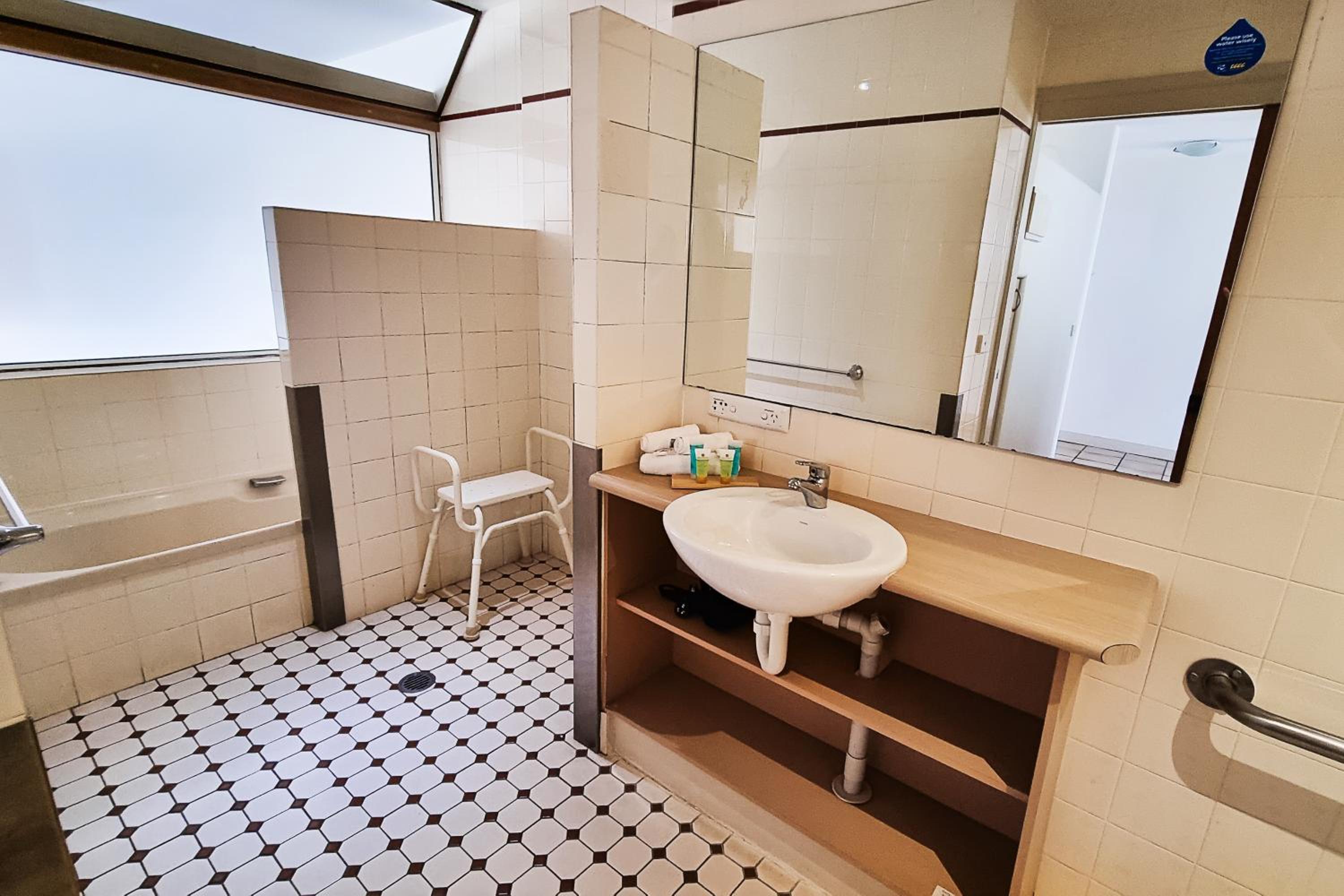 One-Bedroom Apartment with walk-in shower photo 2