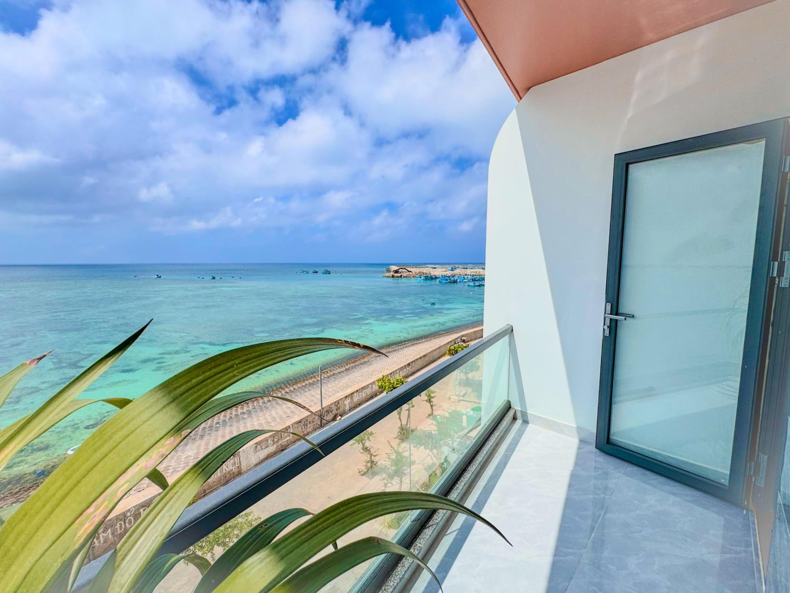 Deluxe Double Room with Sea View - Photo 3