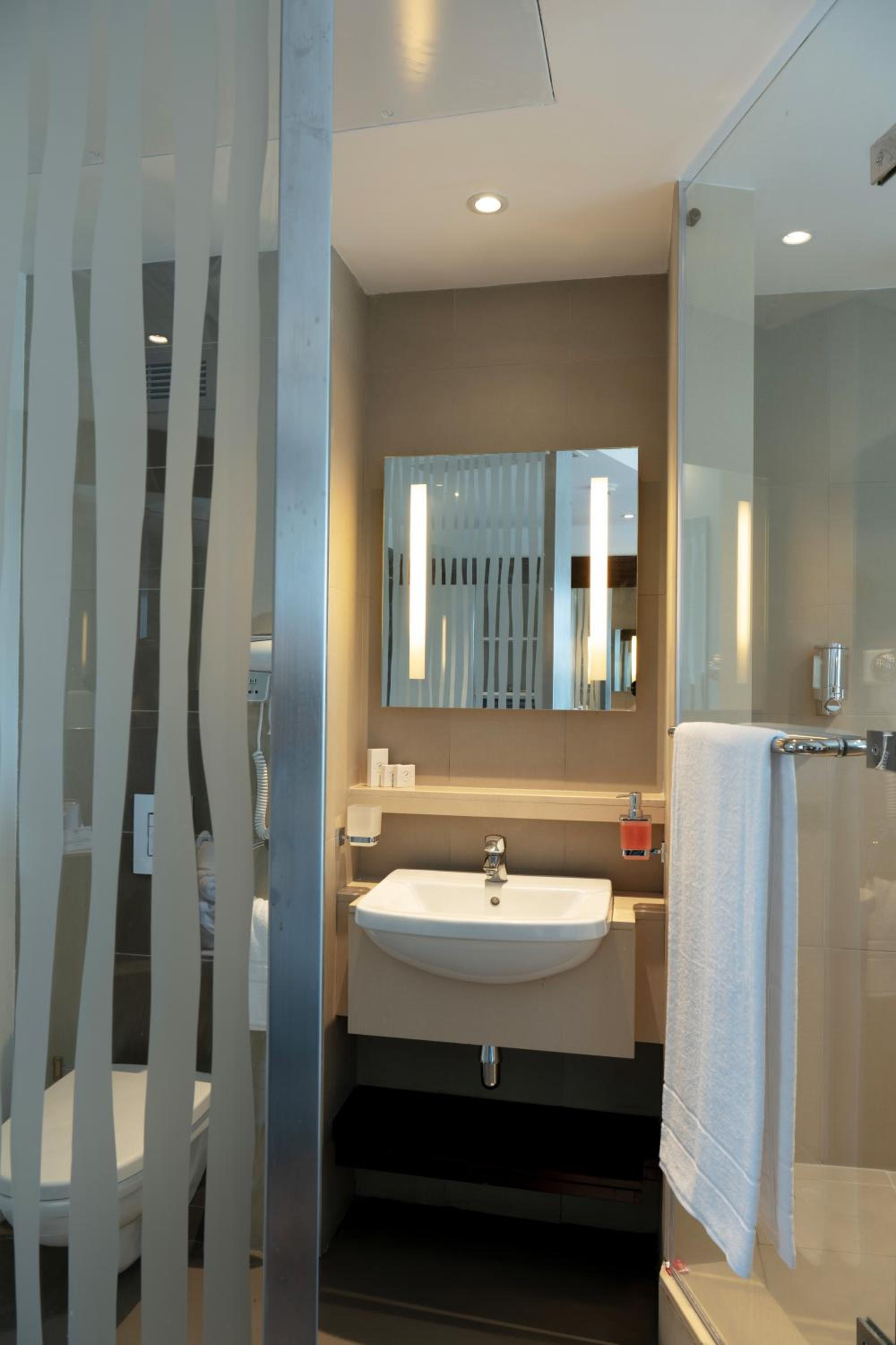Standard Queen Room - Photo 9