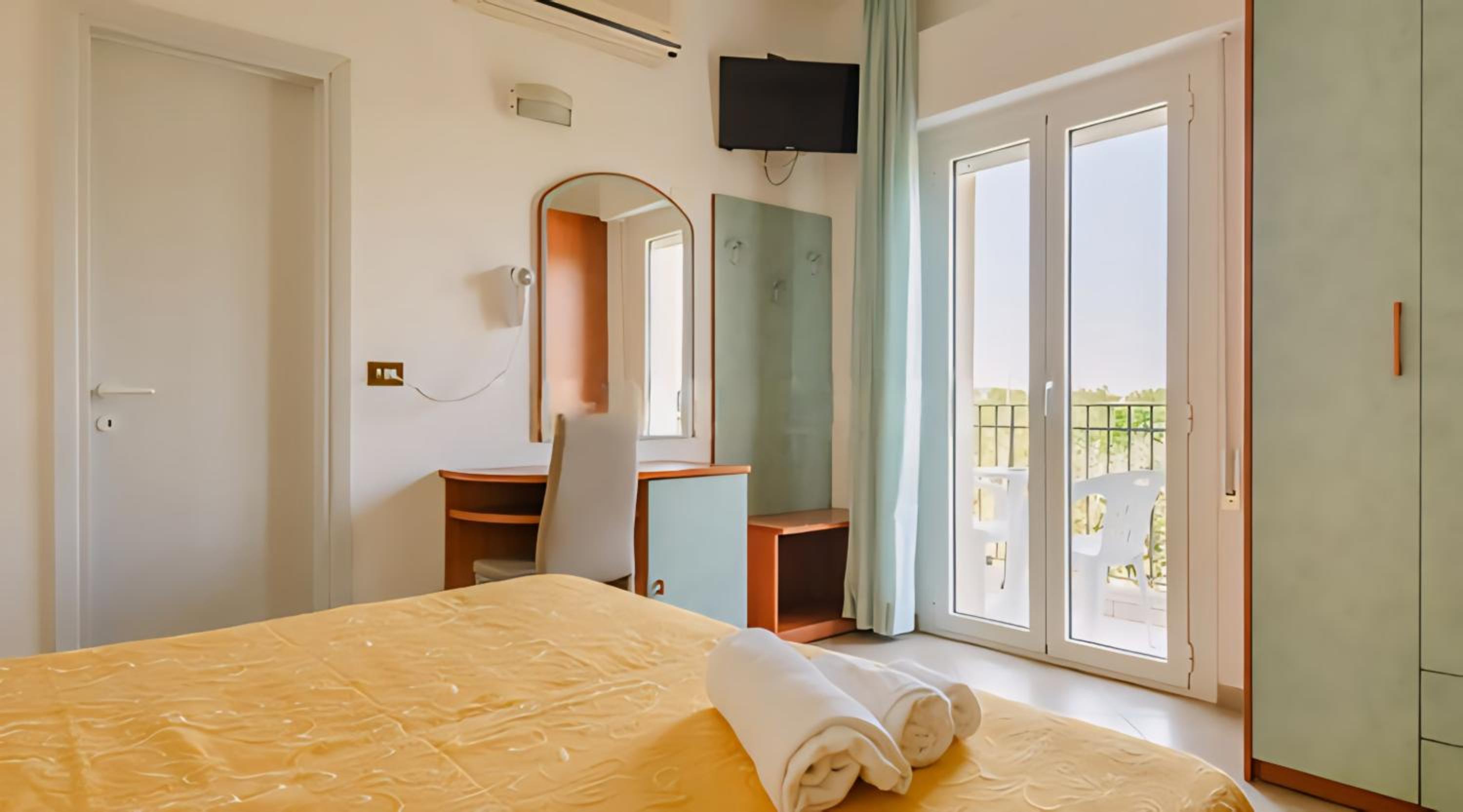 Double Room with Balcony and Sea View - Photo 1