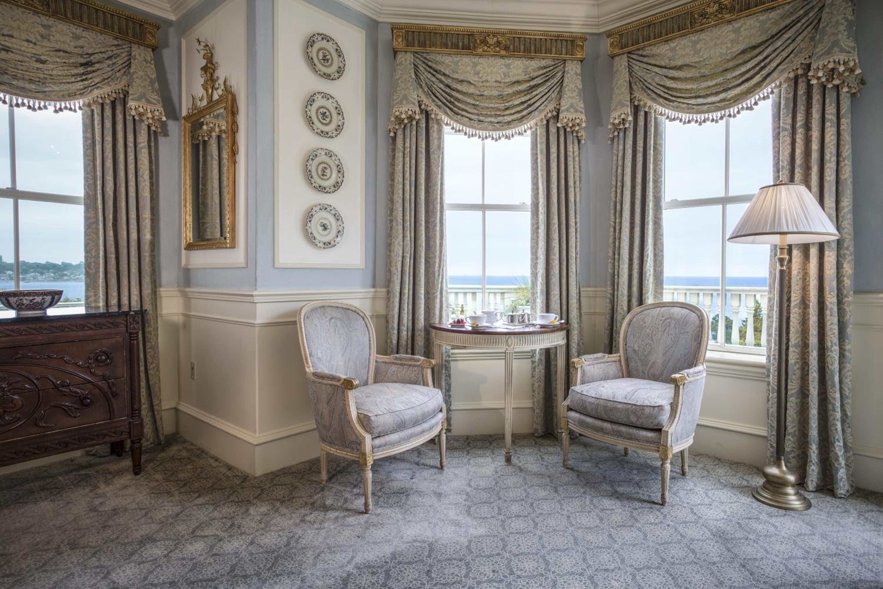 Louis XVI Signature Guest Room  - Photo 4