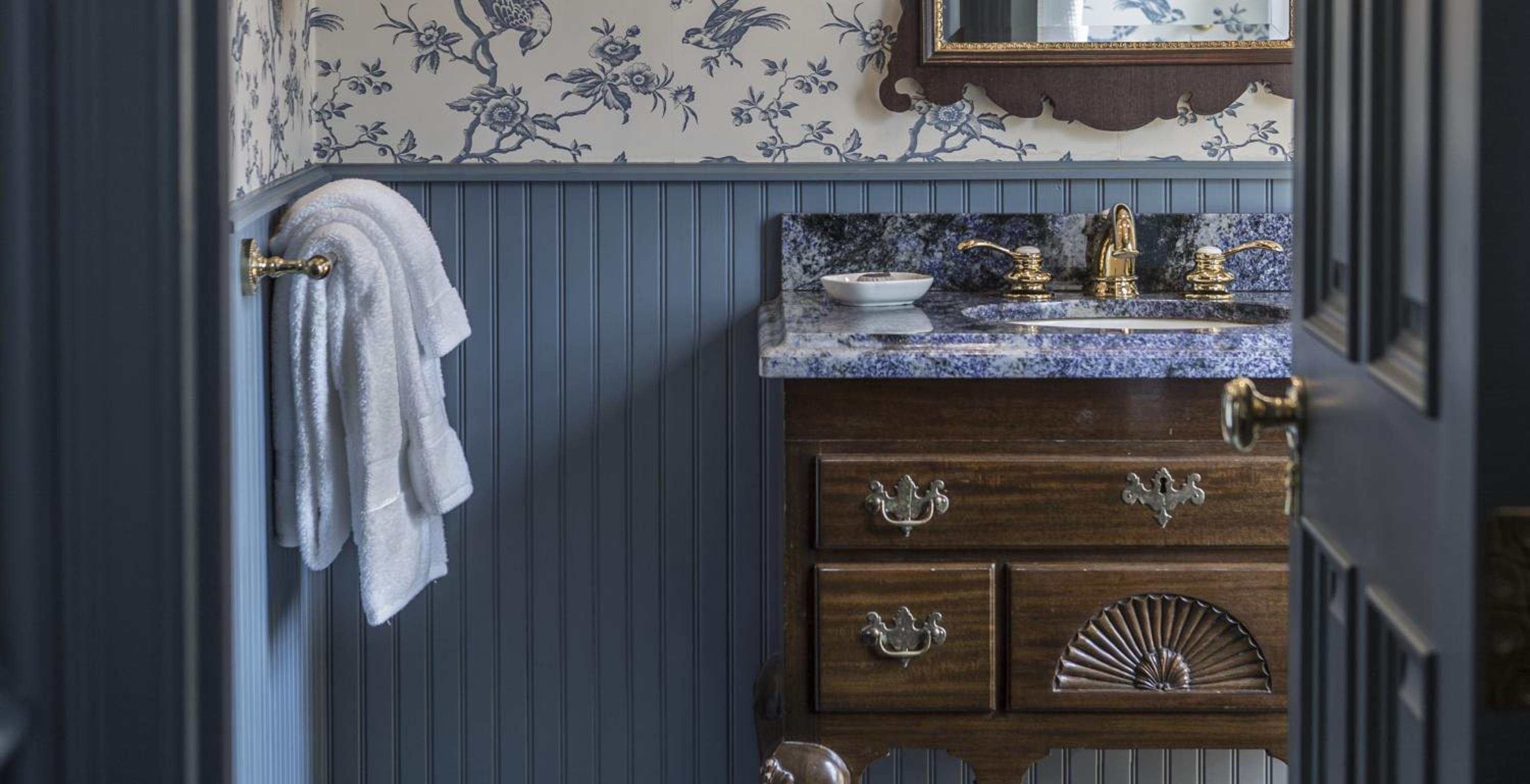 Williamsburg Manor Guestroom - Photo 4
