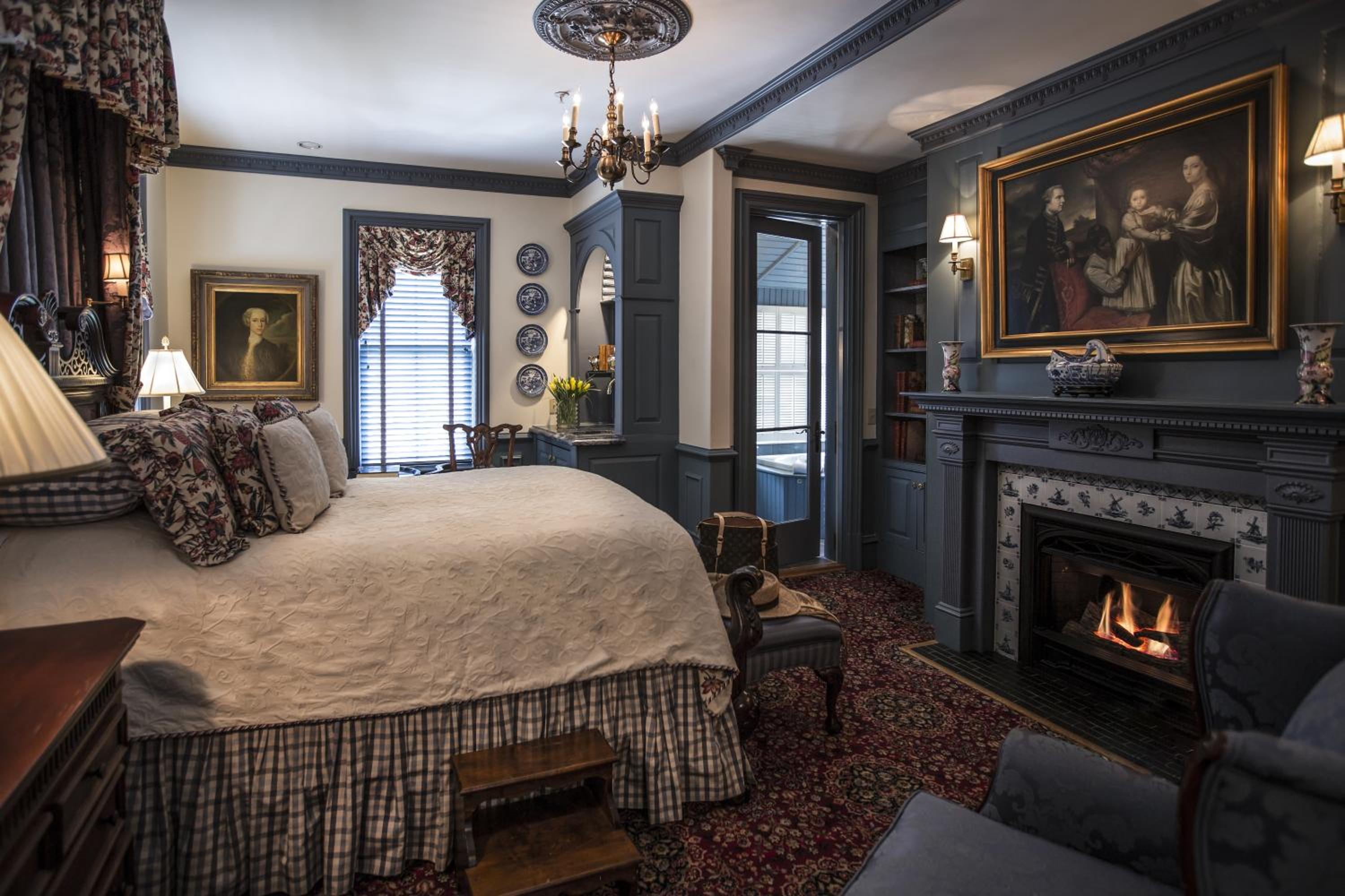 Williamsburg Manor Guestroom - Photo 1