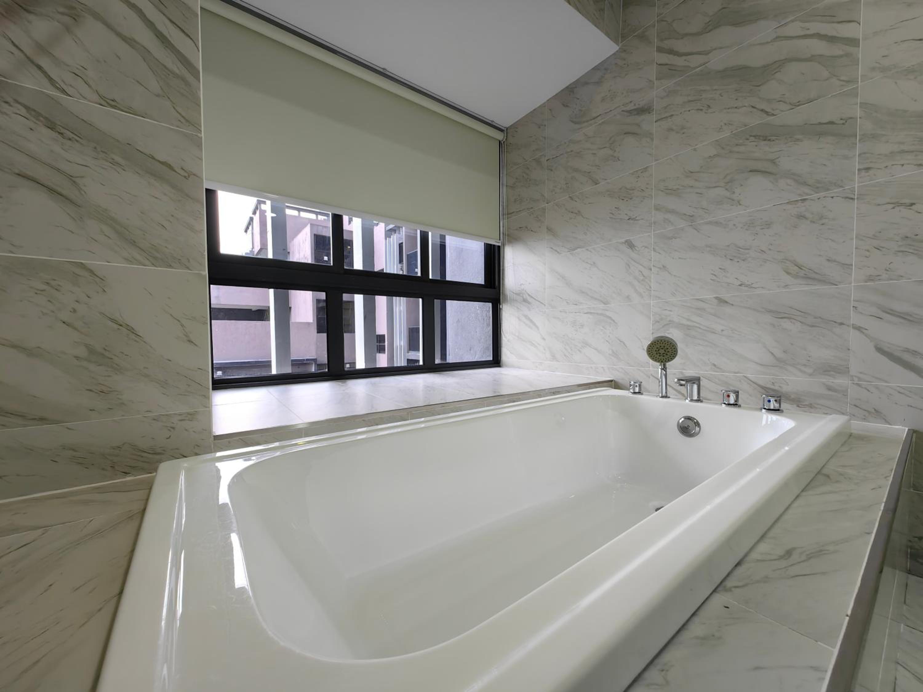 Deluxe King Studio with Balcony(Private Bathtub & Pool View)