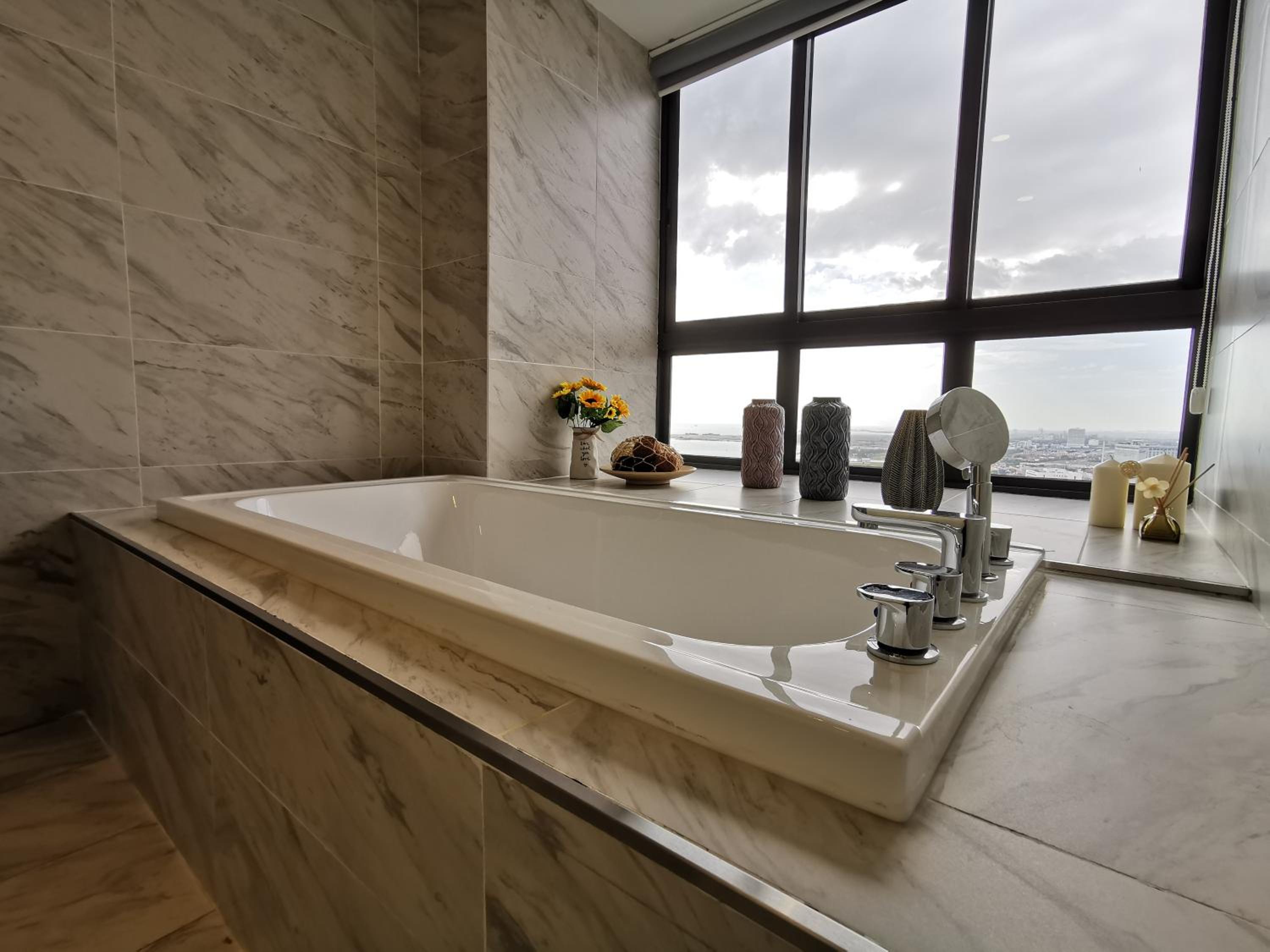Superior Queen Studio (Private Bathtub & Partial Seaview)
