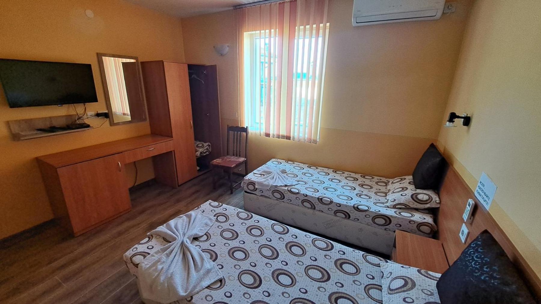 Standard Twin Room - Photo 2