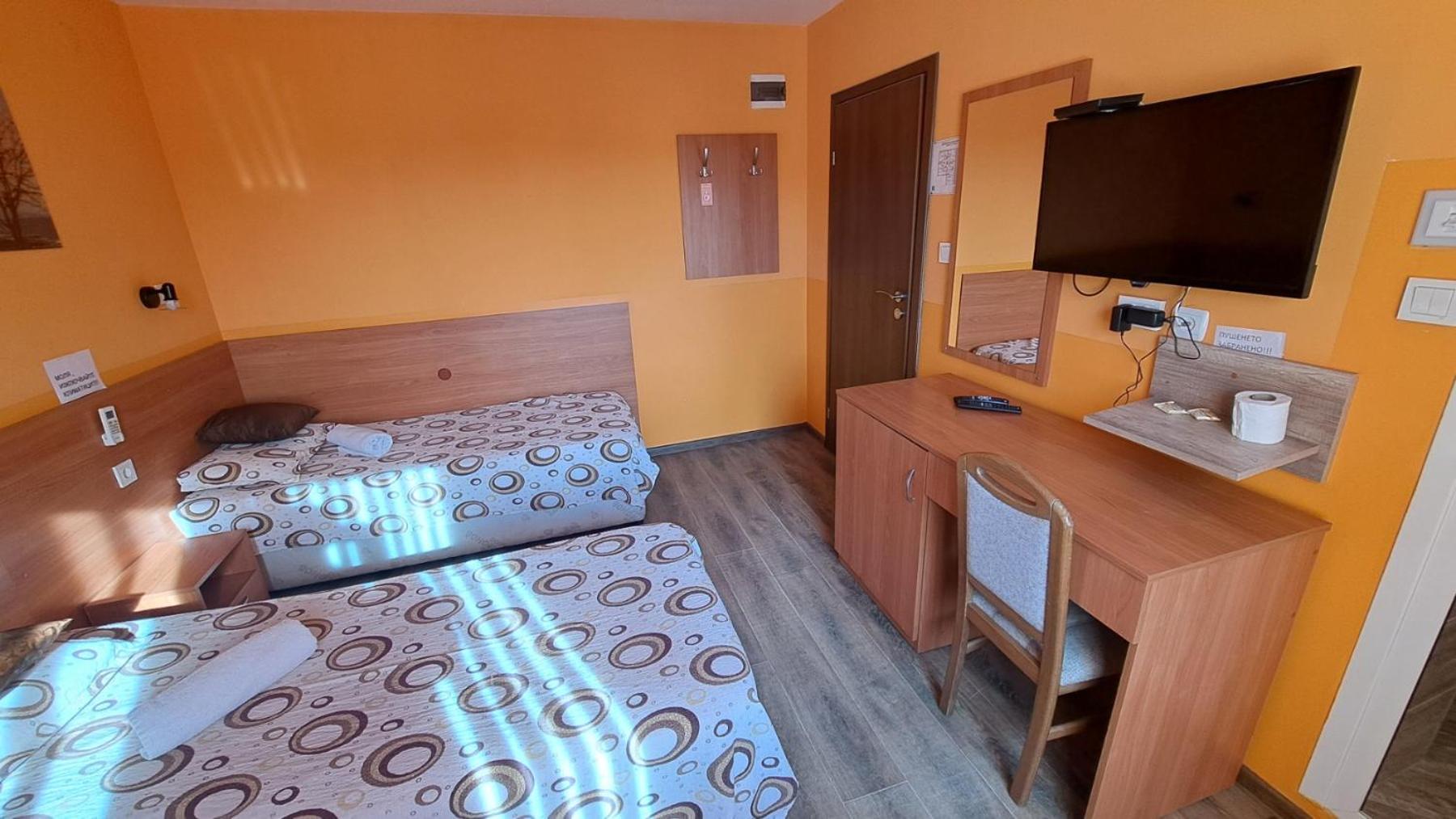 Standard Twin Room - Photo 4