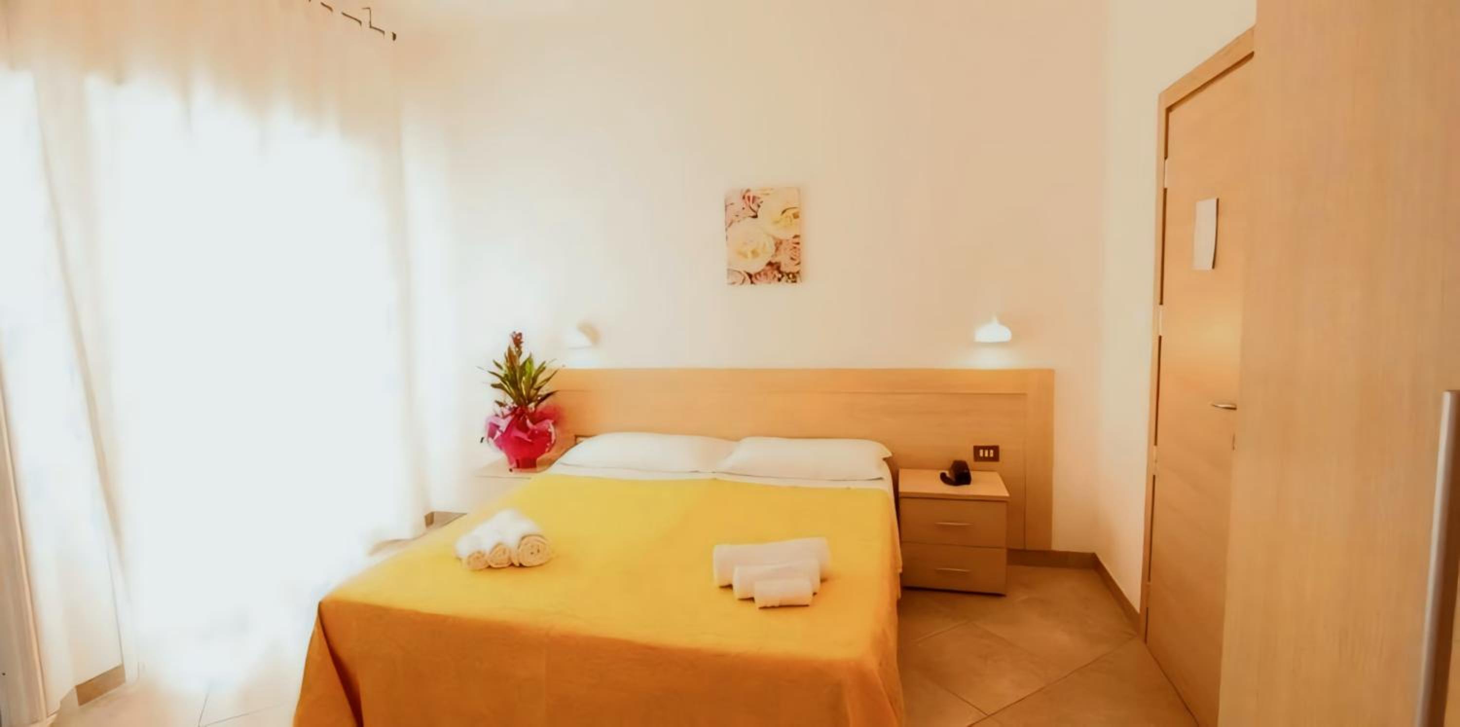 Double Room with Balcony - Photo 9