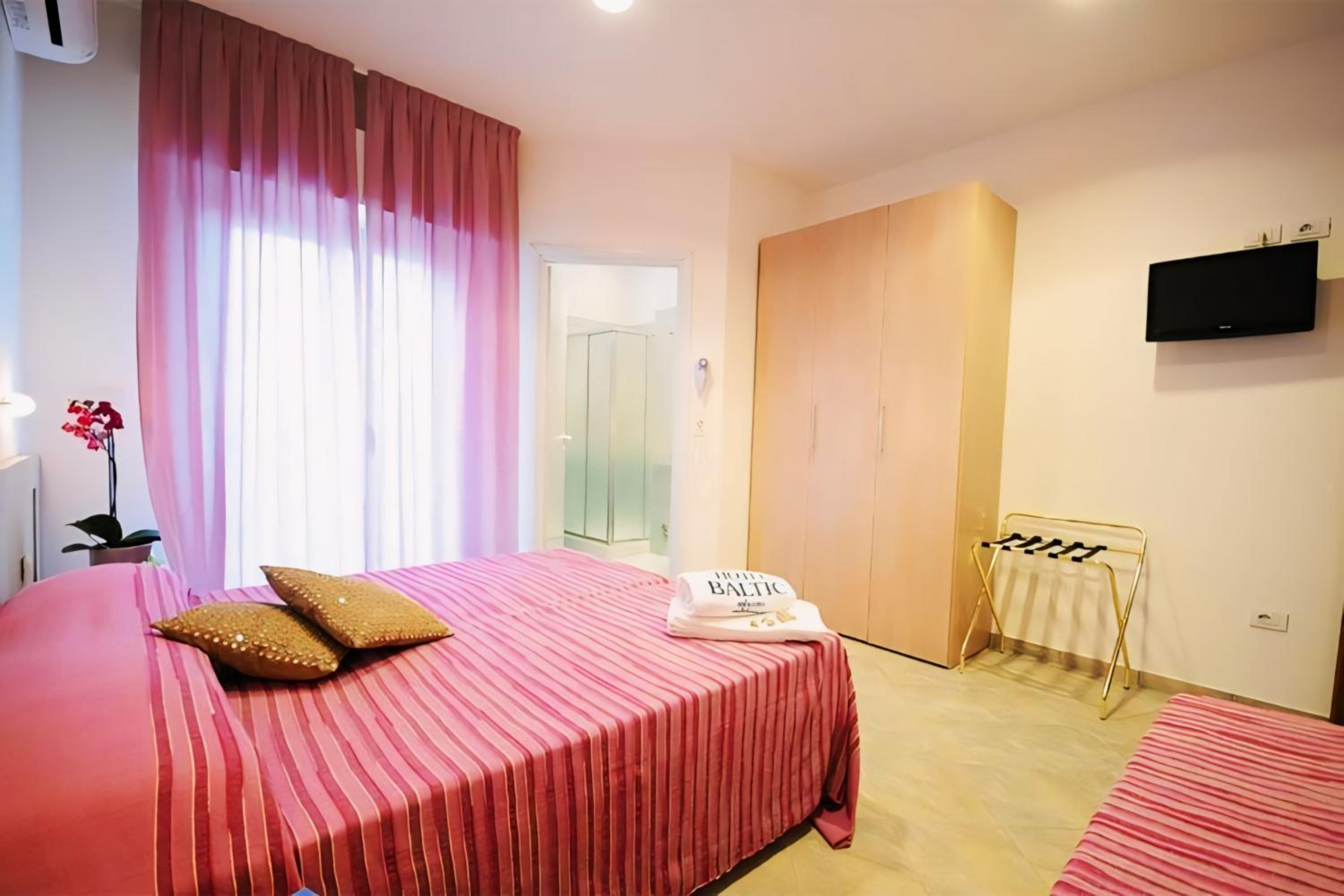 Double Room with Balcony - Photo 10