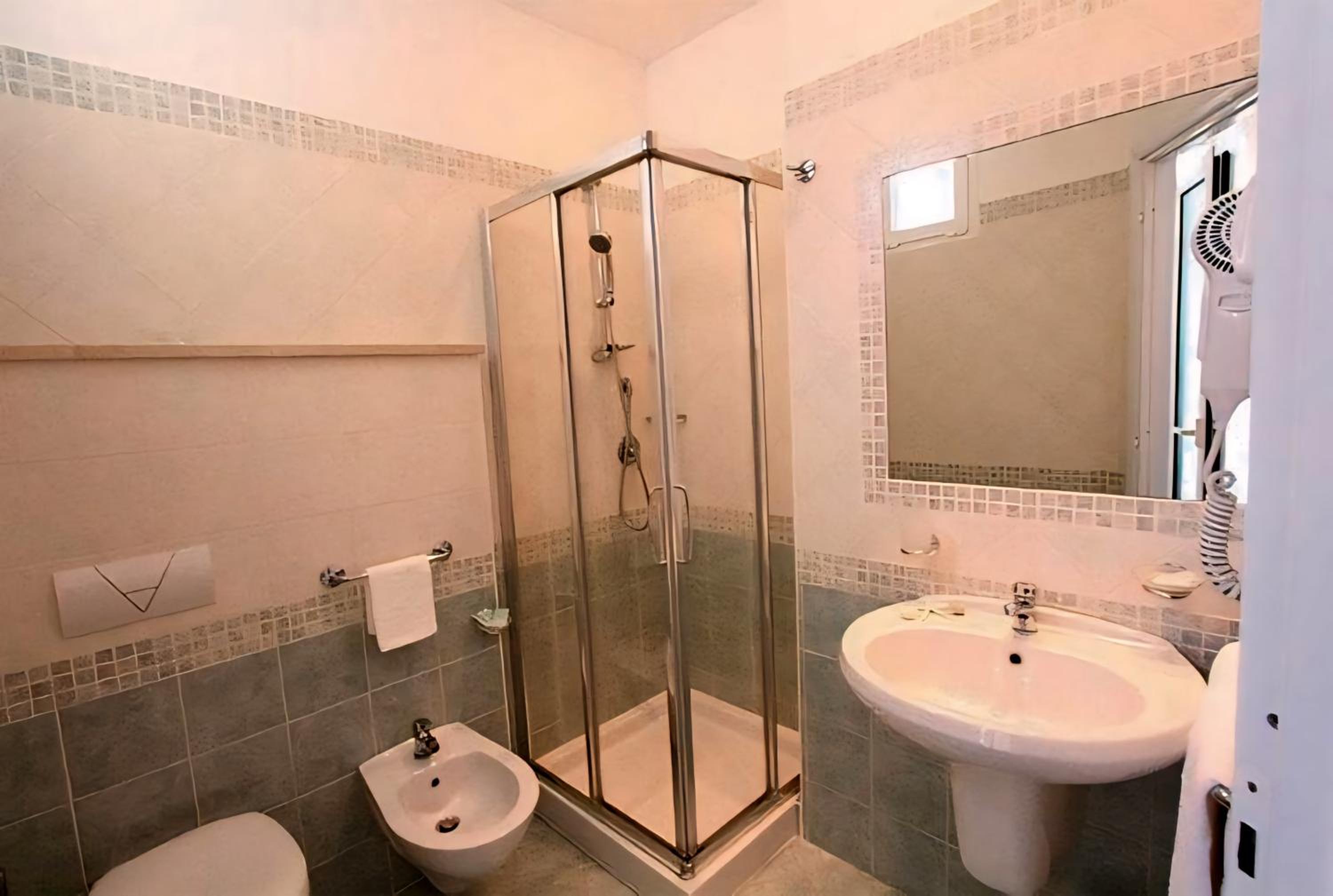 Double Room with Balcony - Photo 11
