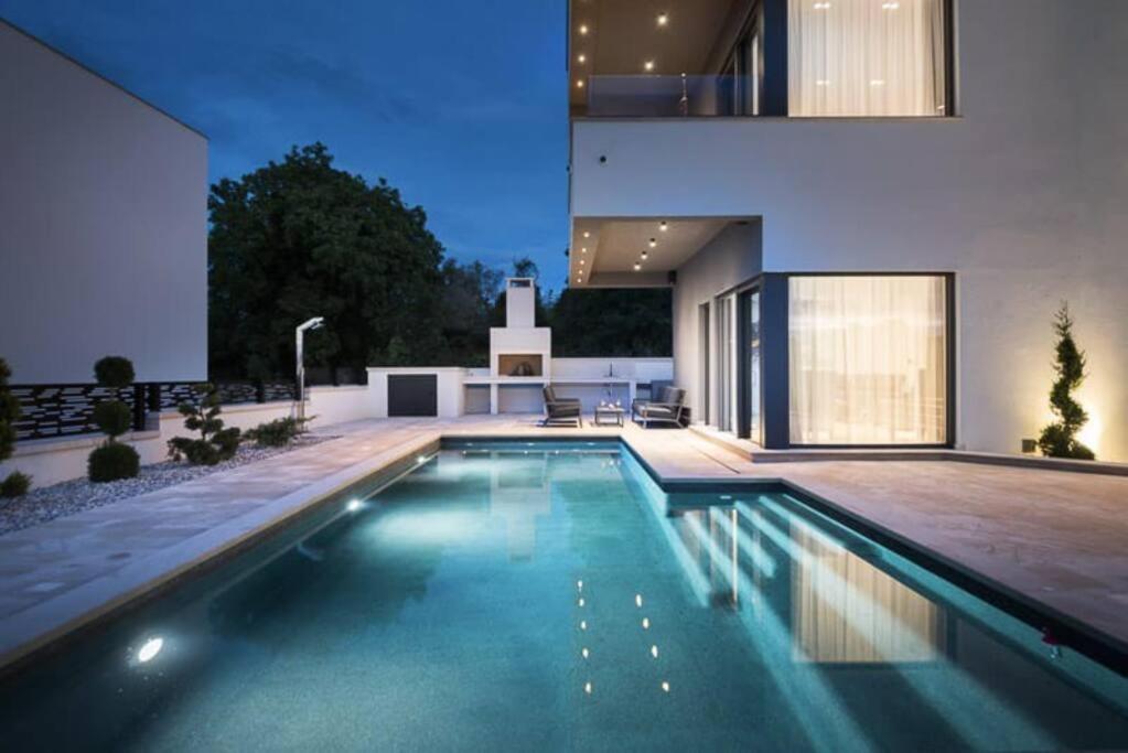 Three-Bedroom Villa photo 2