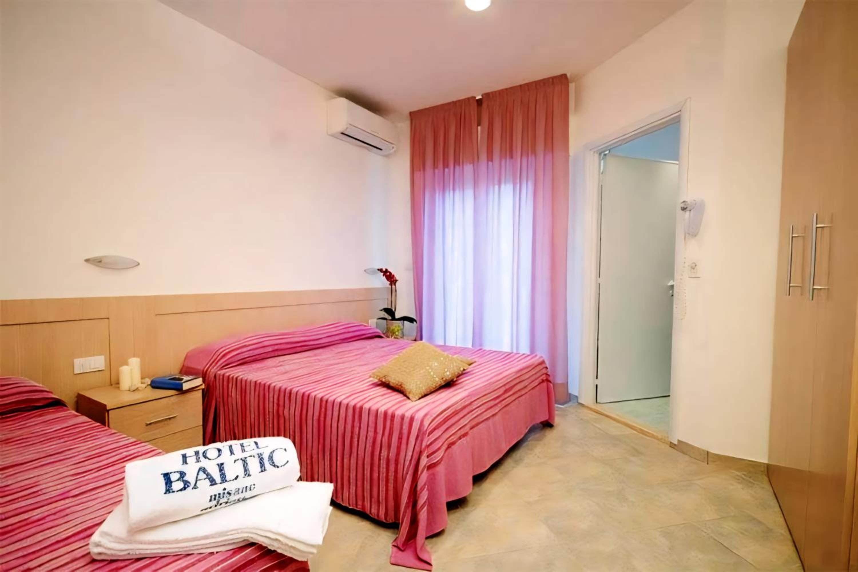 Double Room with Balcony - Photo 2