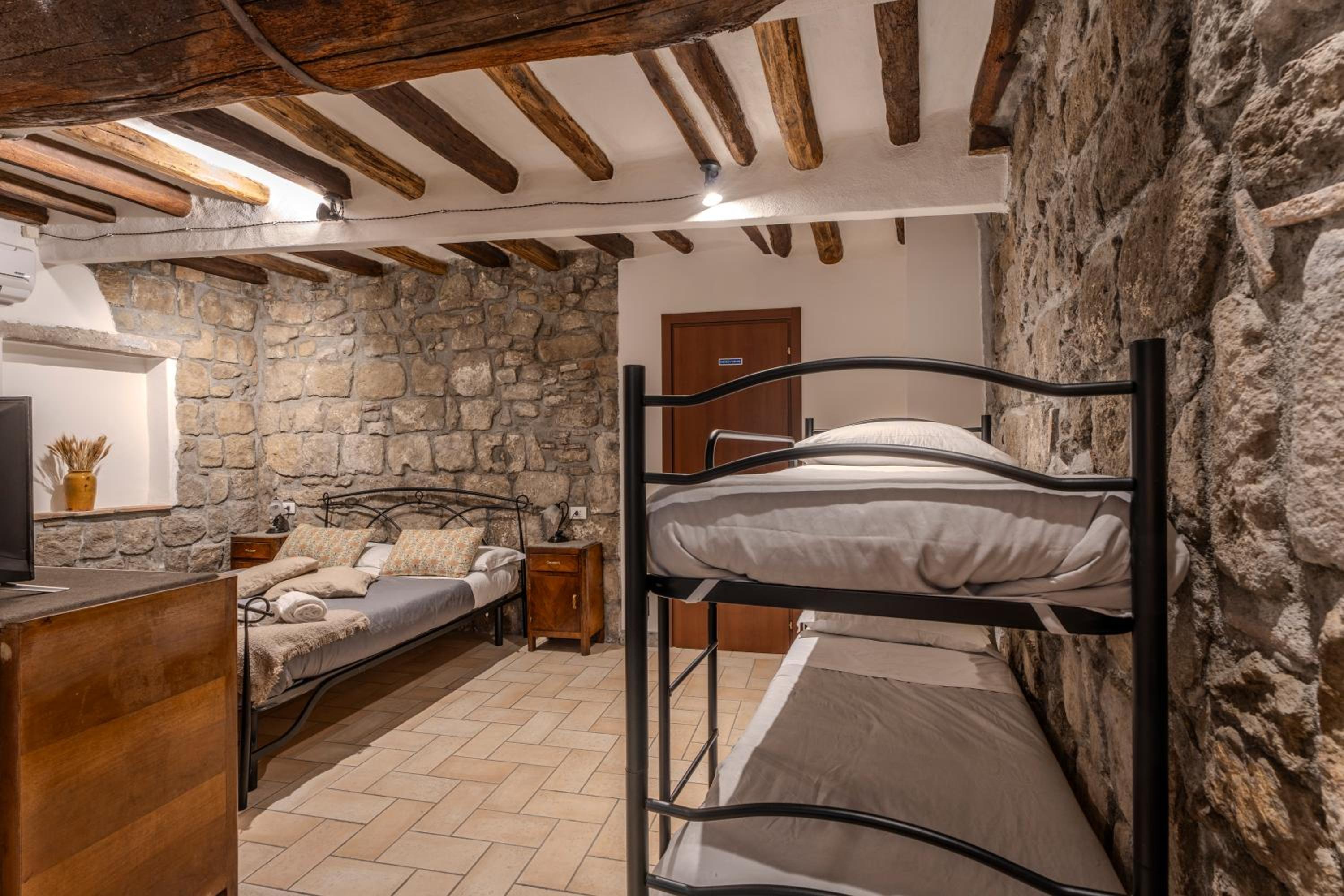 Quadruple Room - Photo 1
