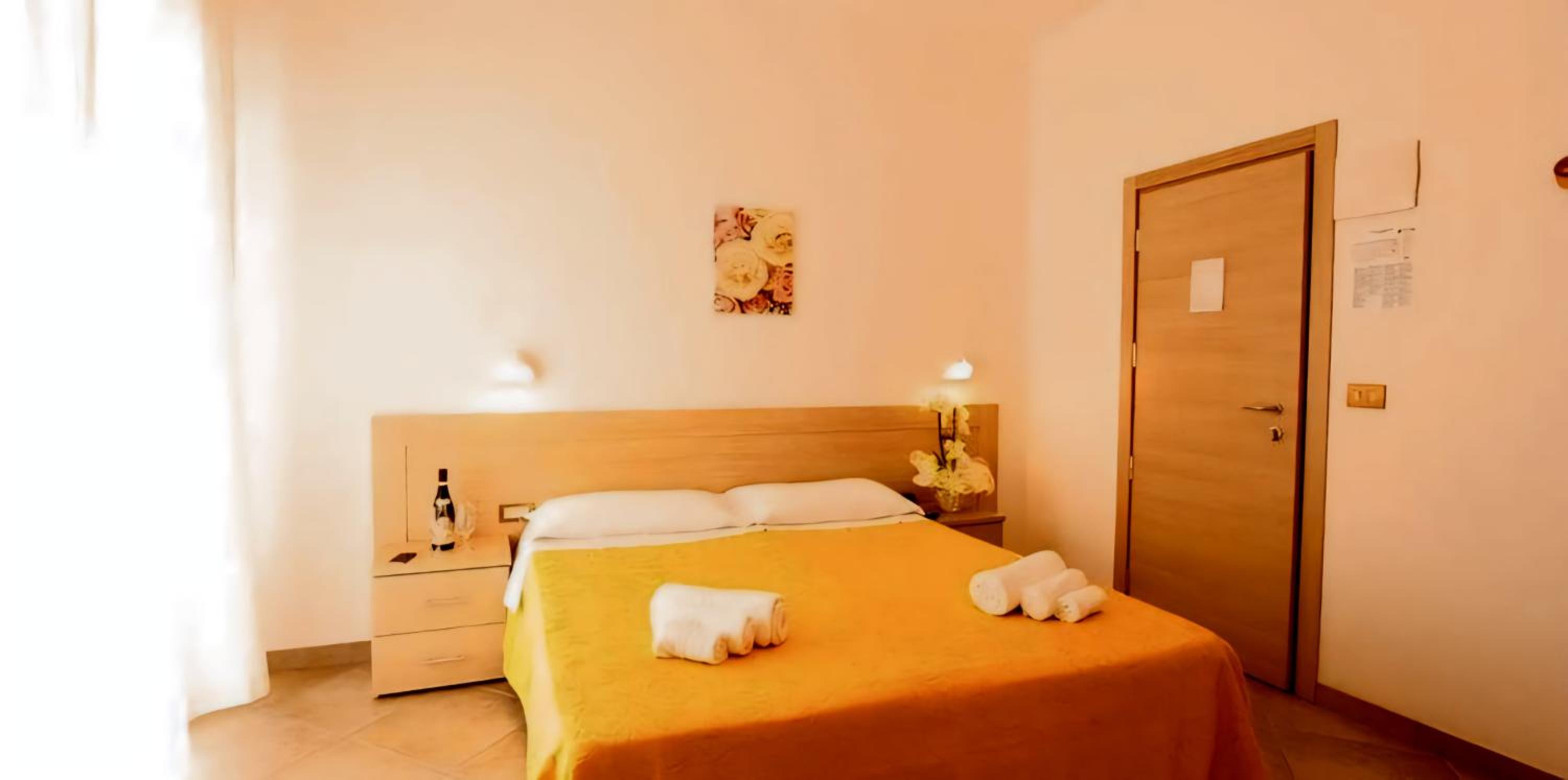 Double Room with Balcony - Photo 3