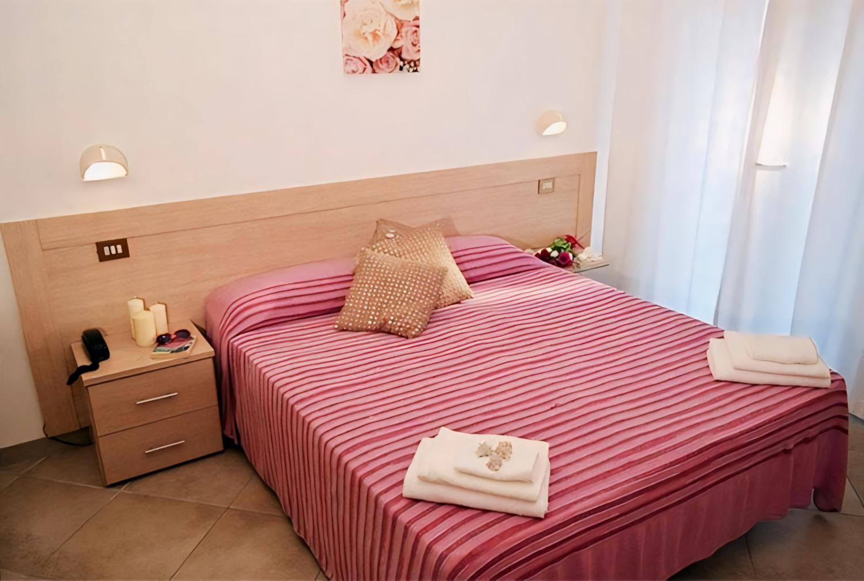 Double Room with Balcony - Photo 6