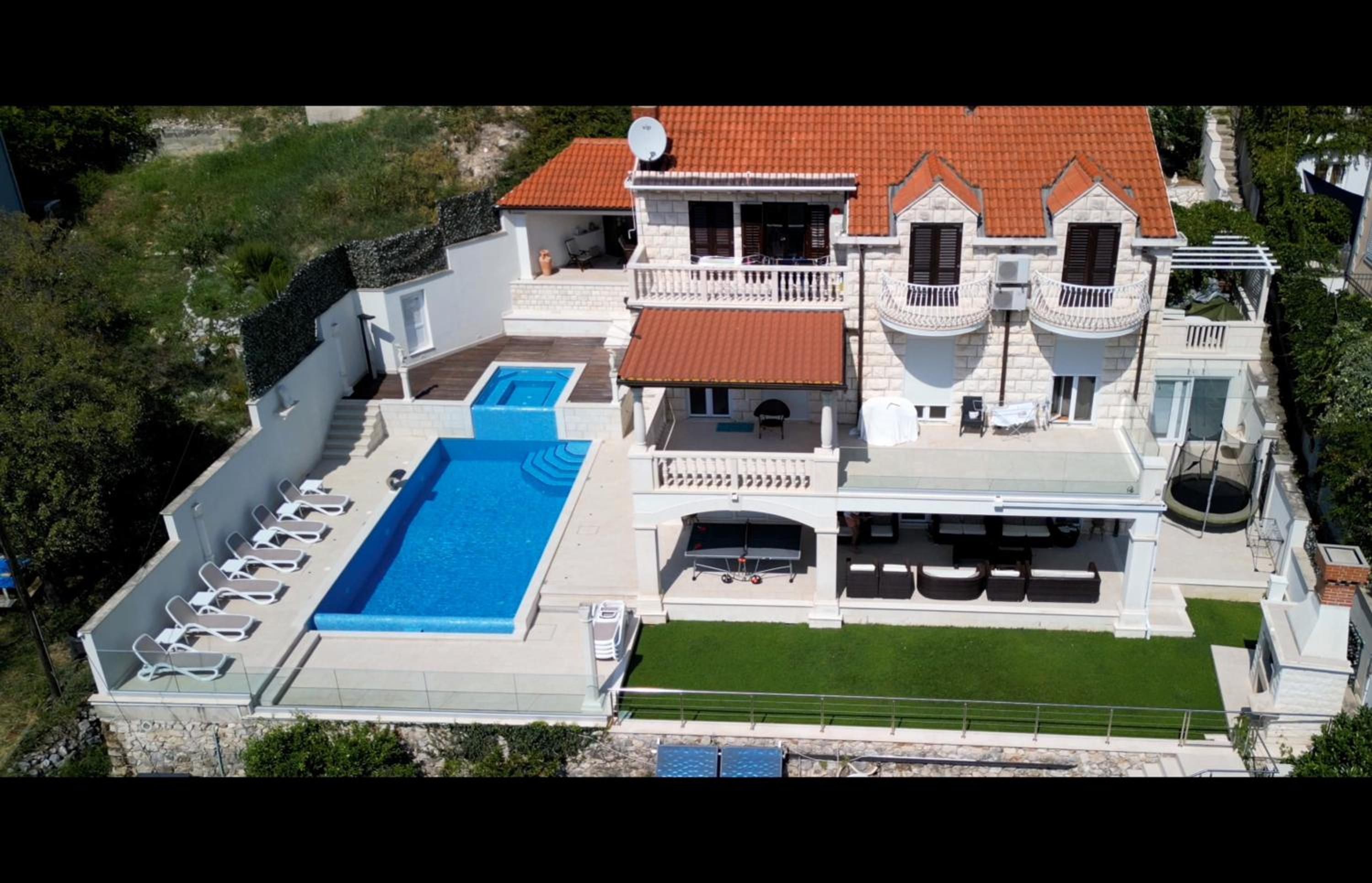 Four-Bedroom Villa with Terrace and Swimming Pool photo 3