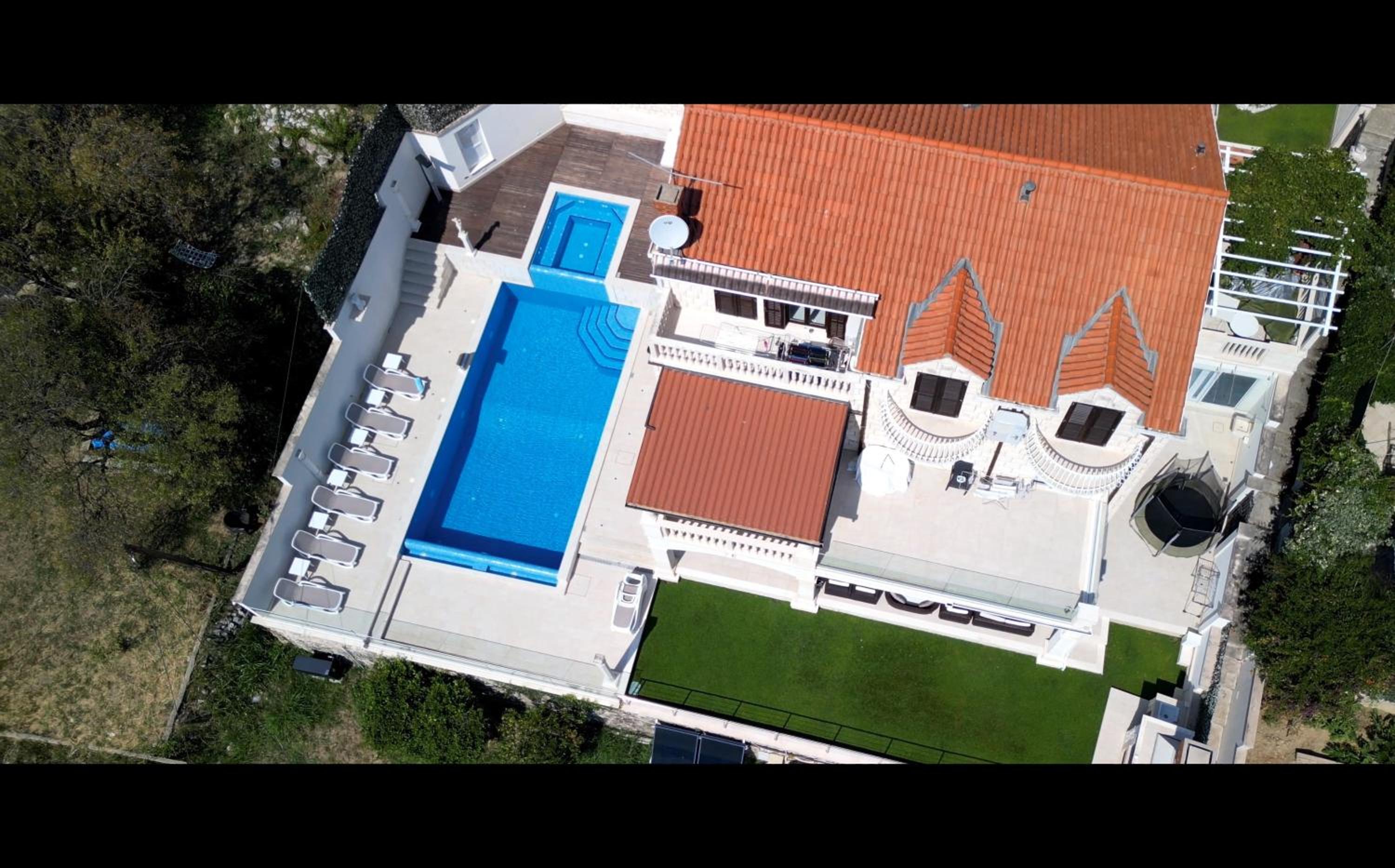 Four-Bedroom Villa with Terrace and Swimming Pool photo 2