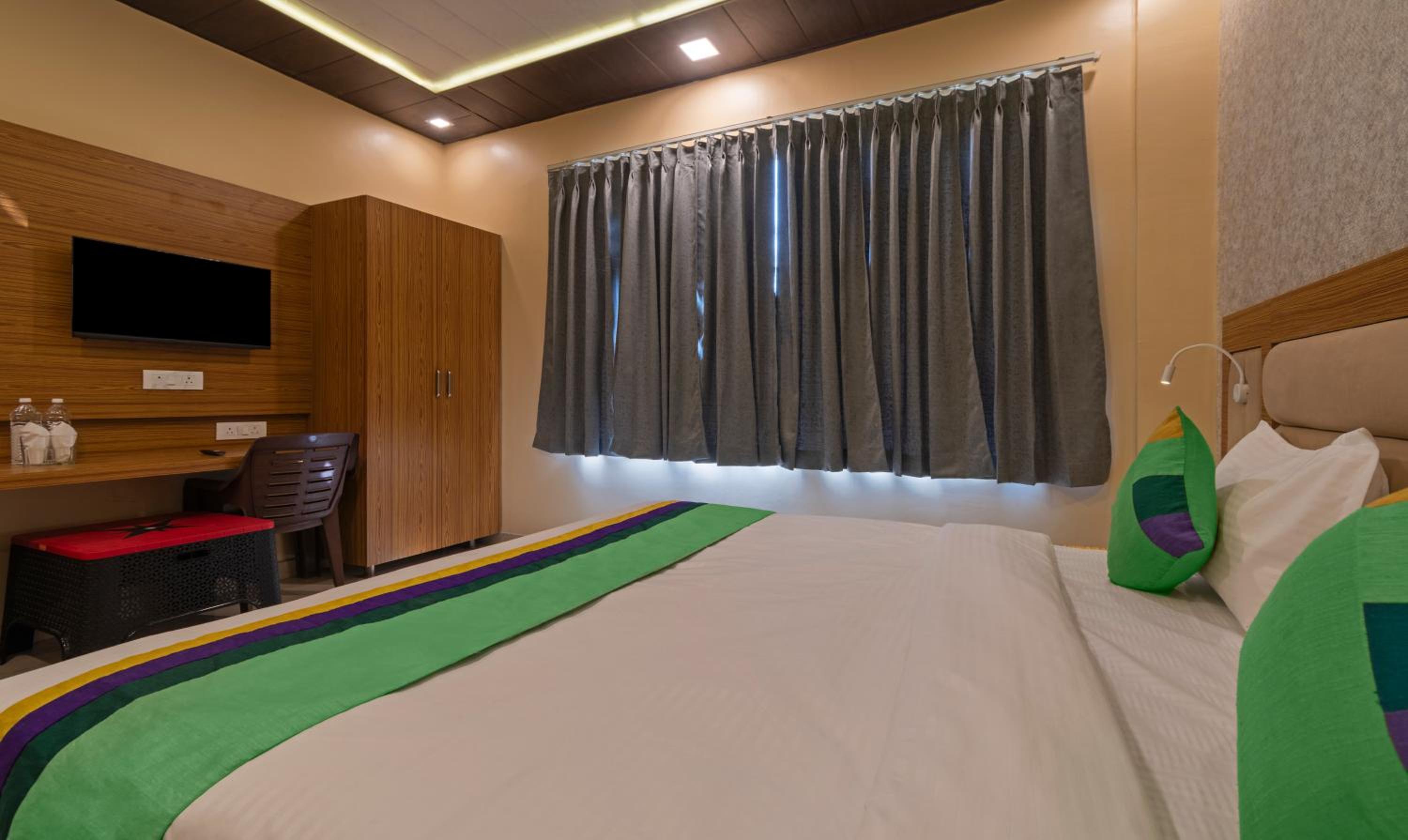 Deluxe Room With Working Desk & Wifi photo 3
