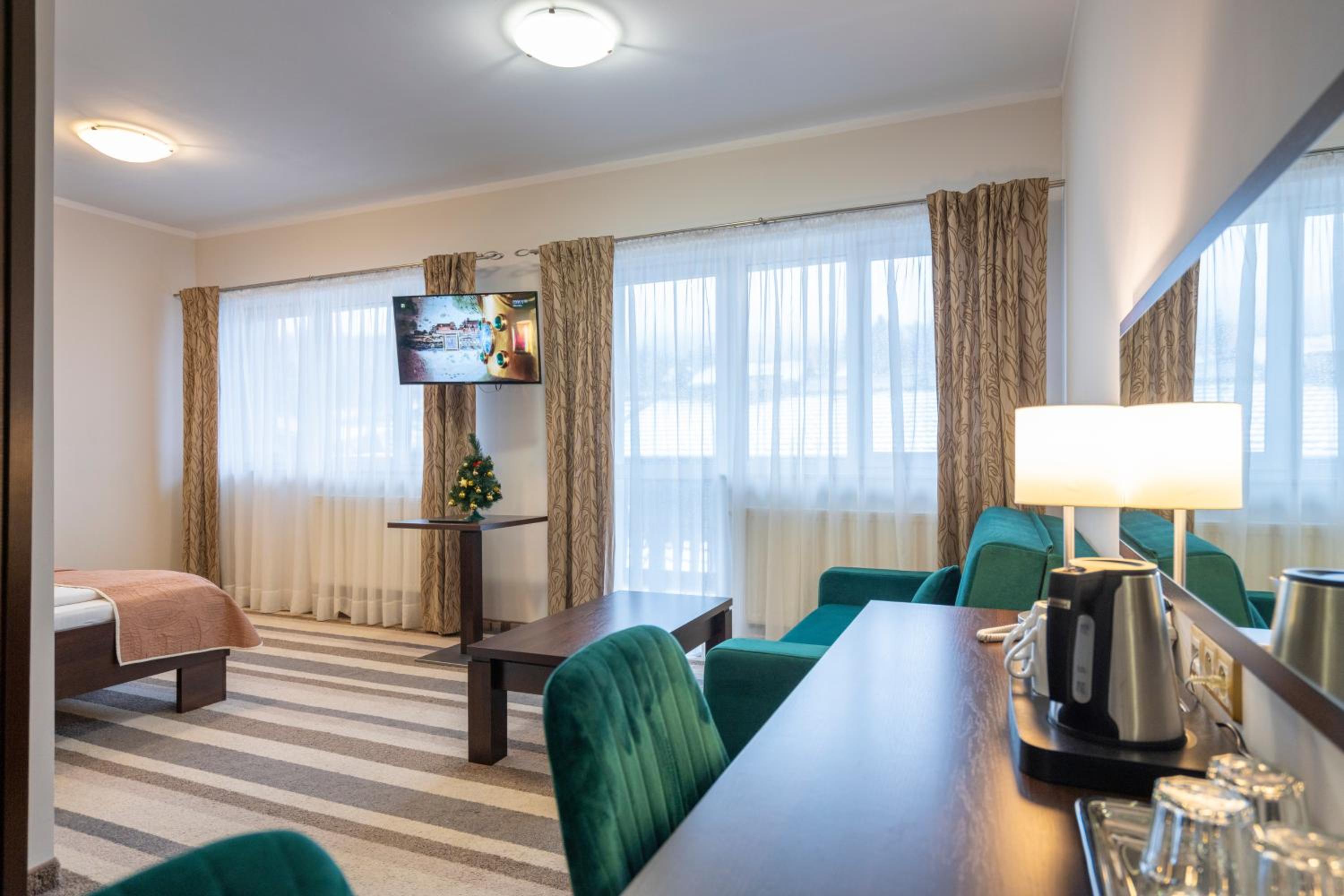 Deluxe Family Room (2 Adults + 1 Child)