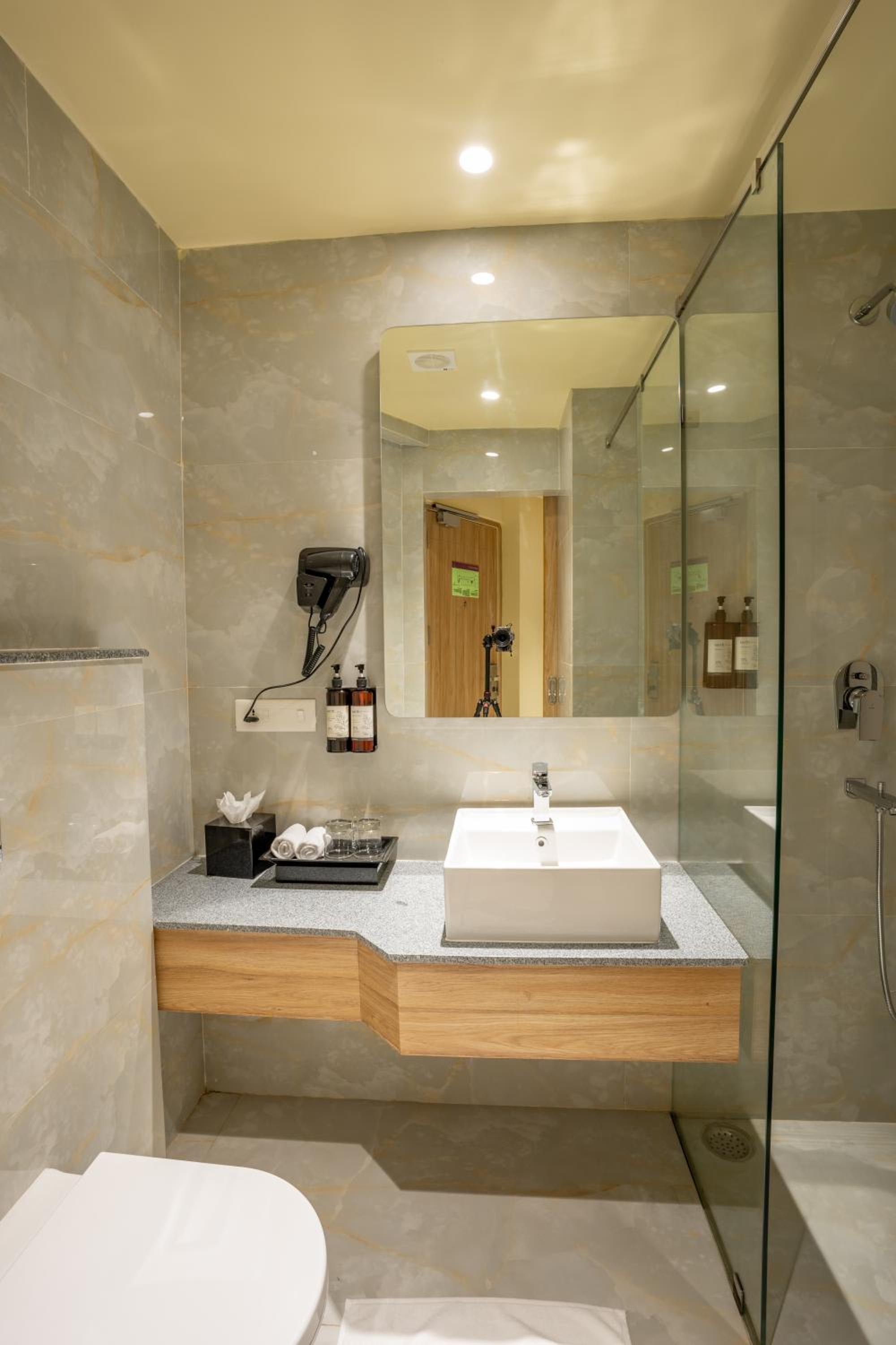 Deluxe Double with Balcony Partial Sea View - Enjoy Complimentary Hi-Tea - Photo 2