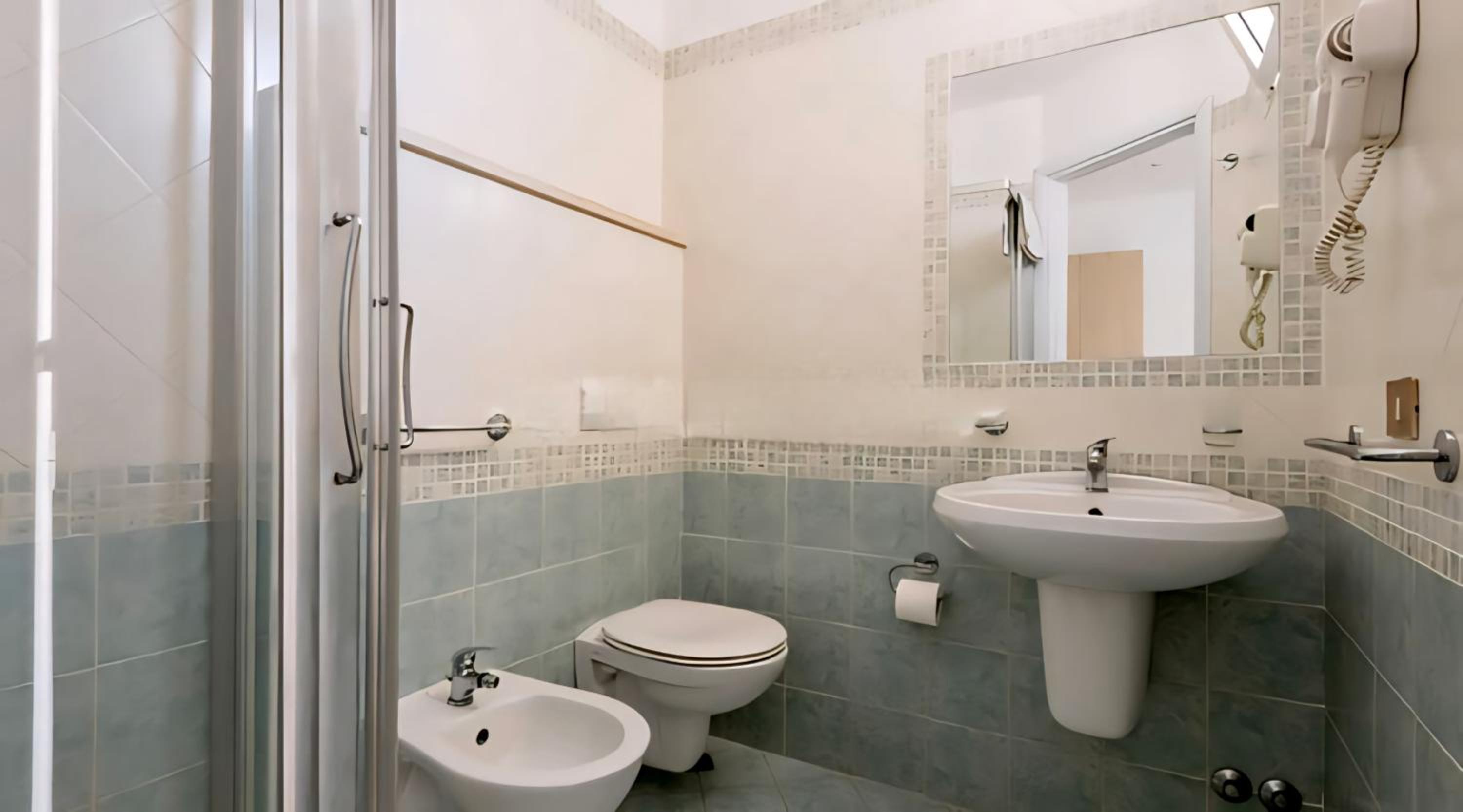 Double Room with Balcony - Photo 7