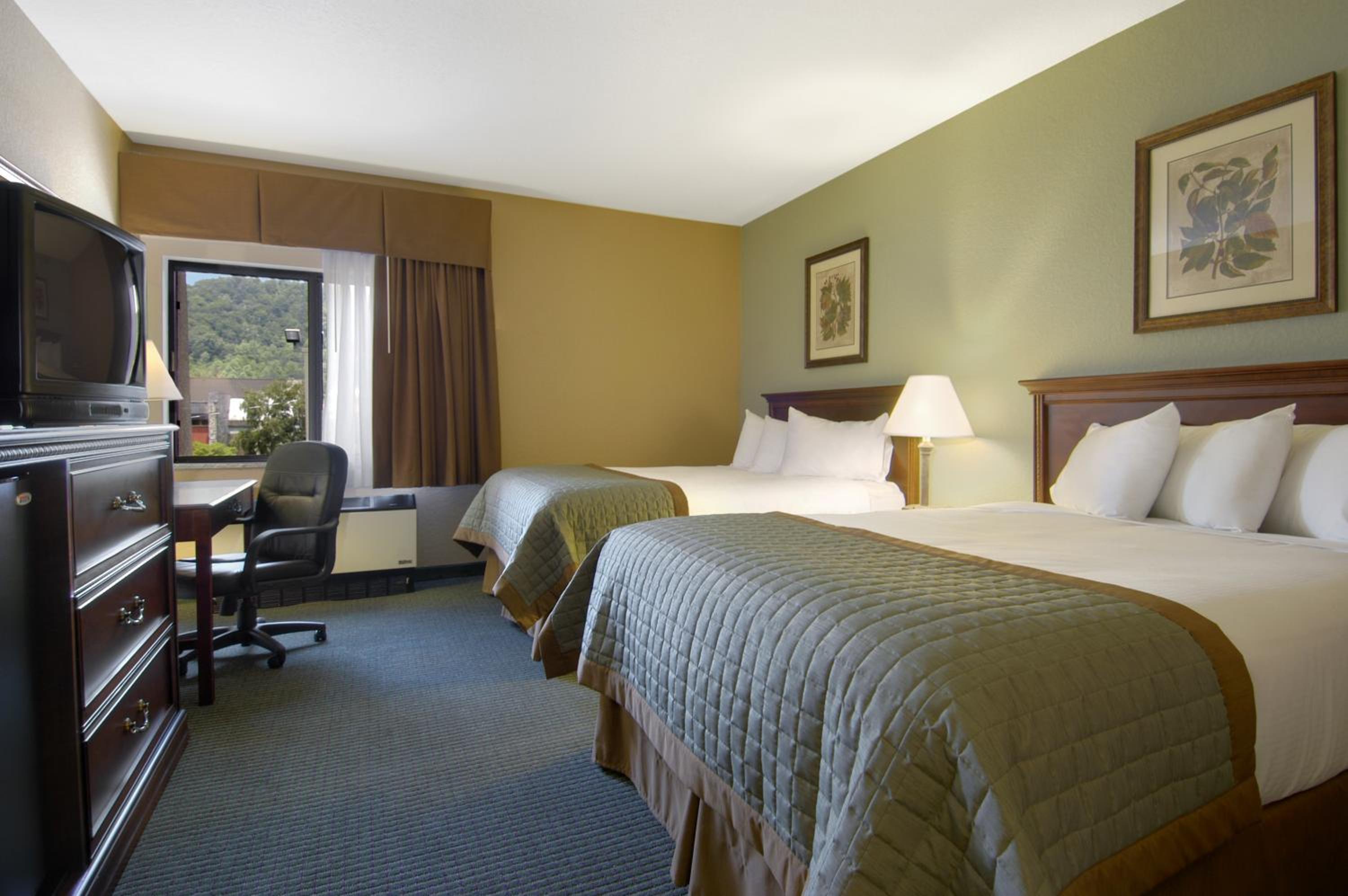 Queen Room with Two Queen Beds - Non-Smoking - Photo 1
